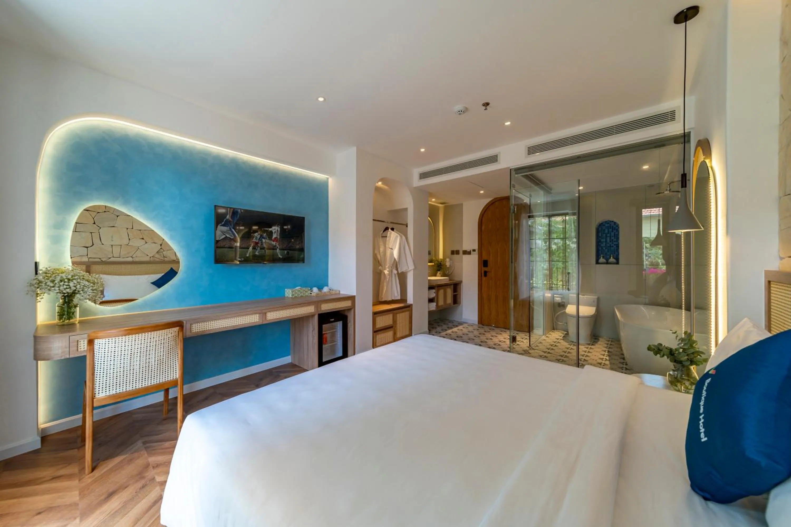 Photo of the whole room, Bed in V Boutique Hotel - Complimentary refreshments