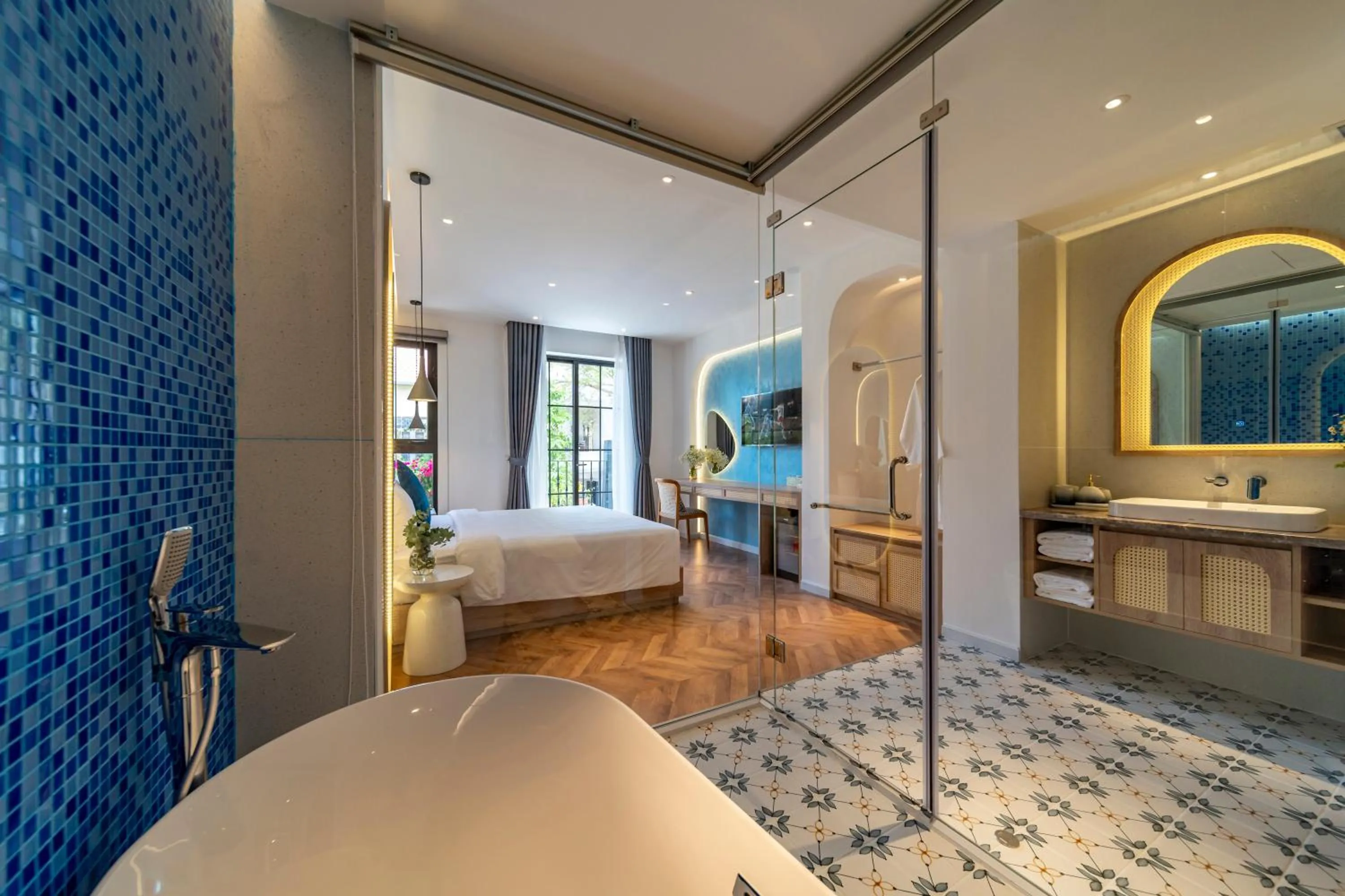 Photo of the whole room, Bed in V Boutique Hotel - Complimentary refreshments