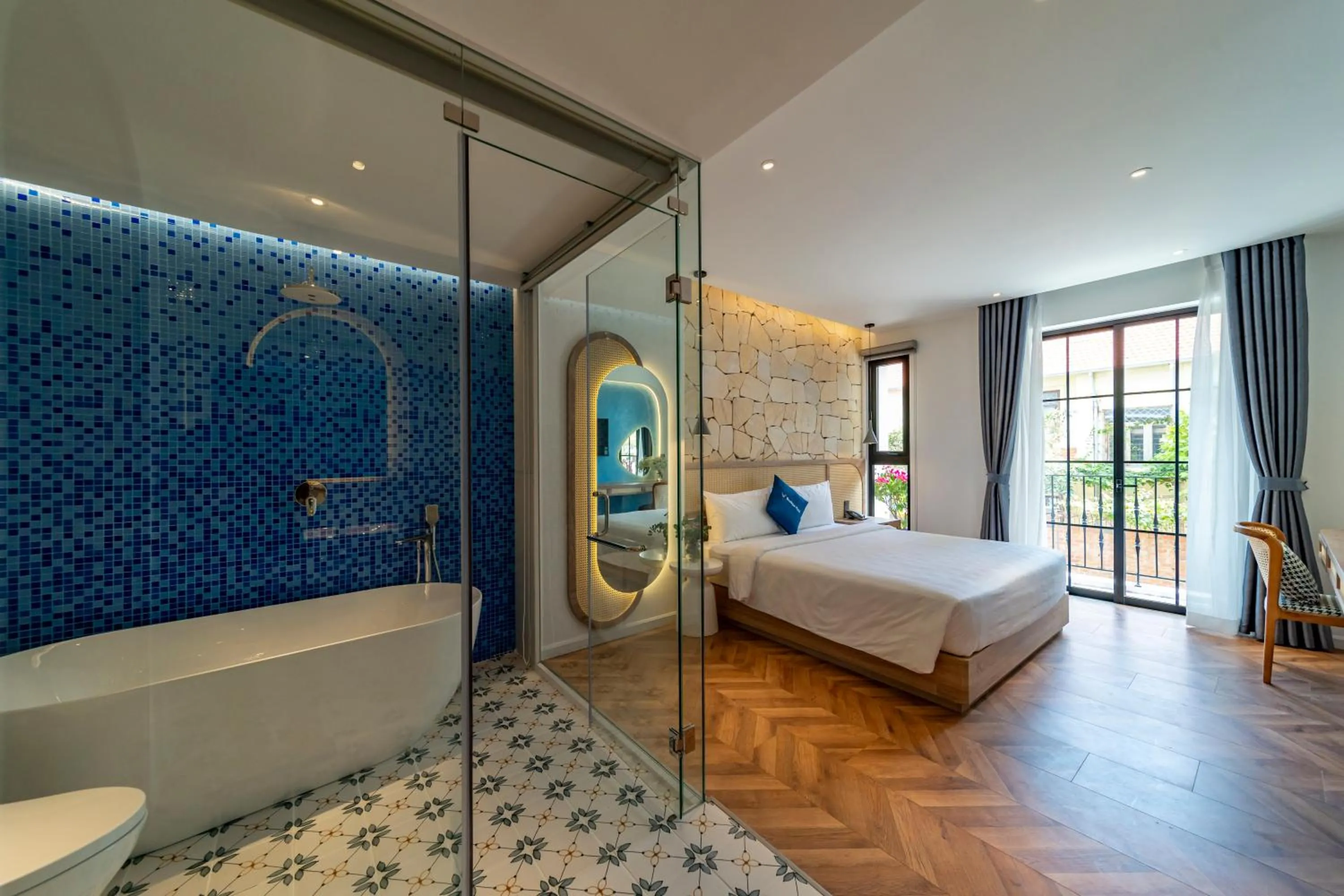 Shower, Bed in V Boutique Hotel - Complimentary refreshments