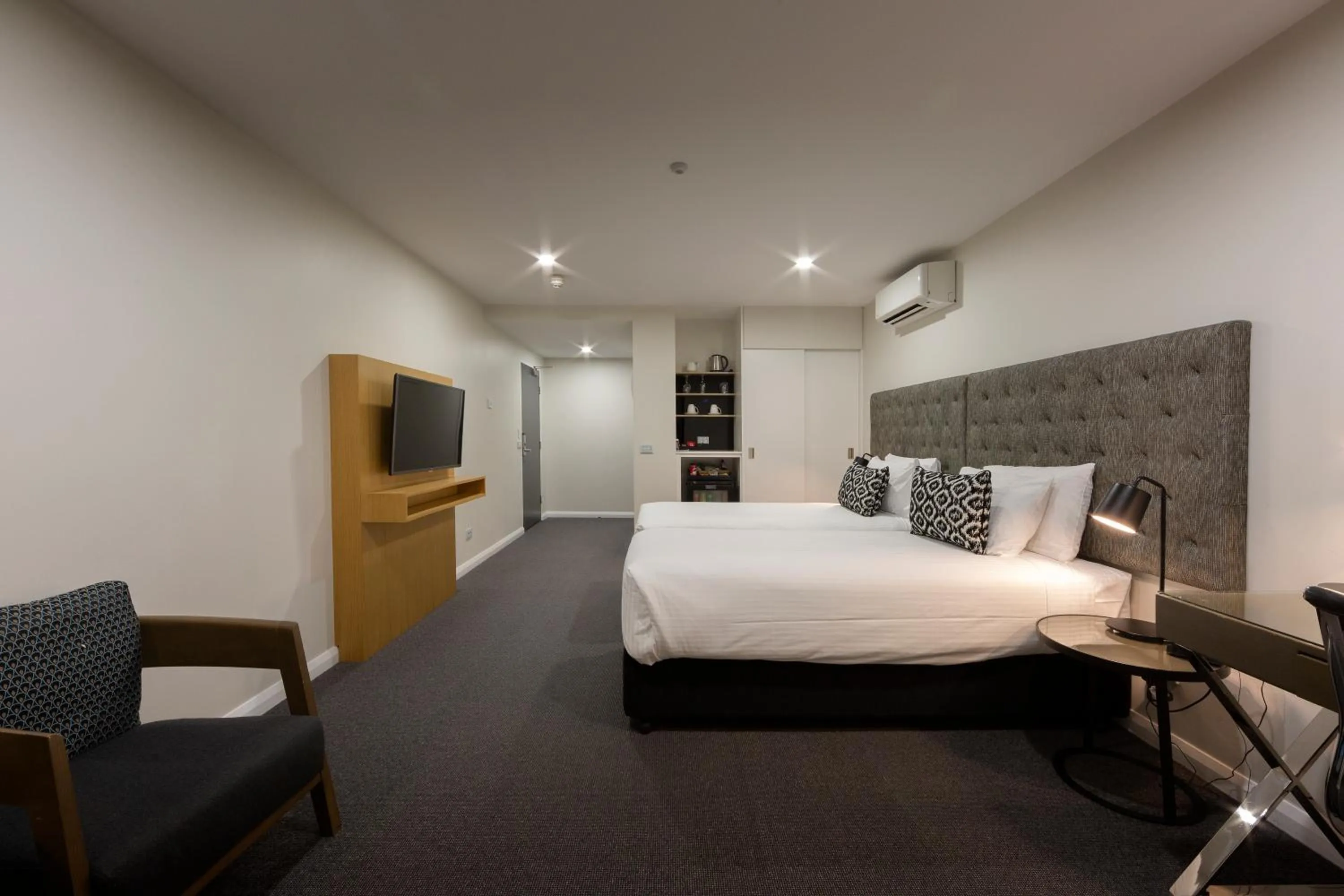Bedroom, Bed in Avenue Hotel Canberra