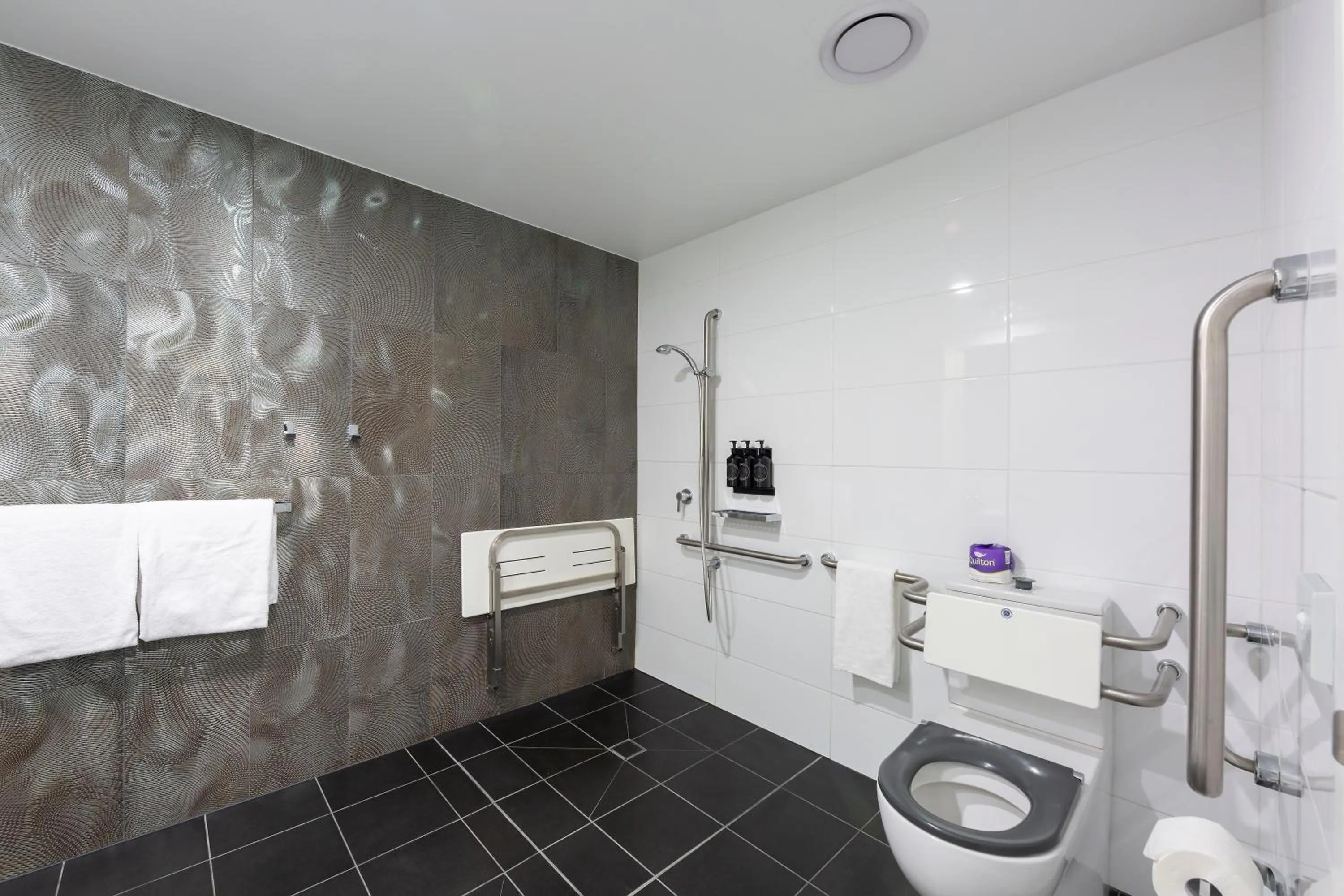 Bathroom in Avenue Hotel Canberra