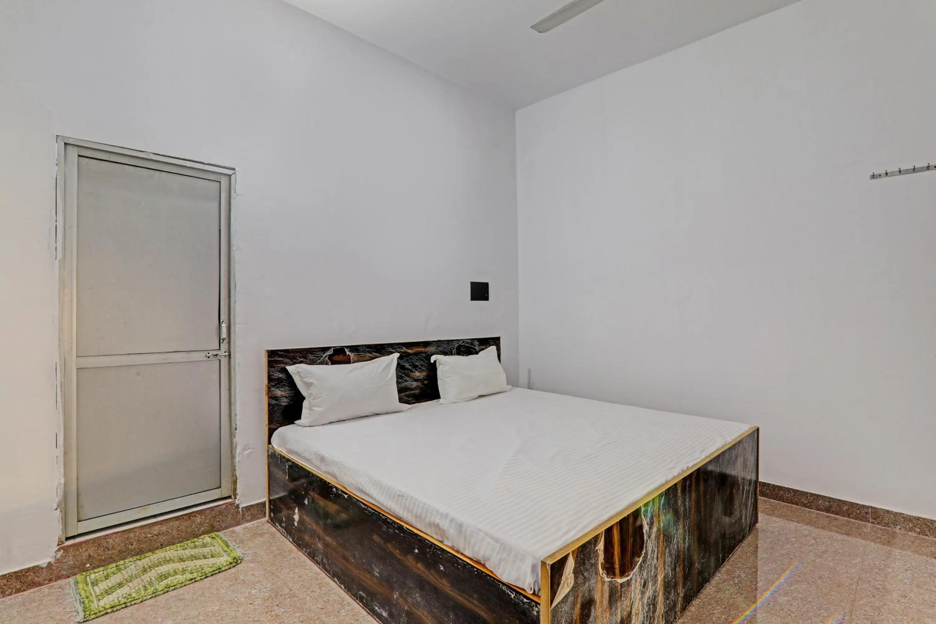 Bedroom, Bed in Hotel O Mahadevi Lawn