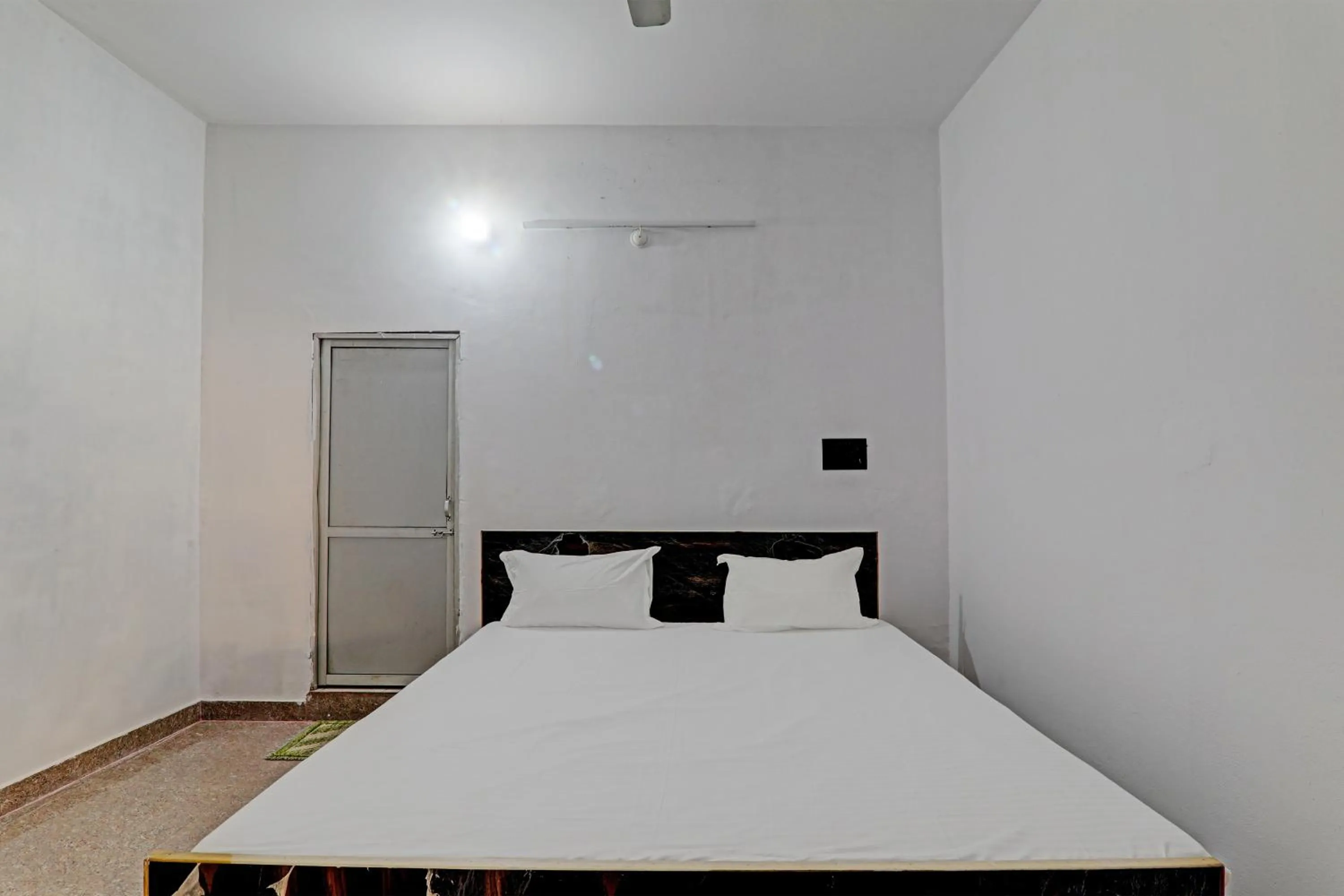 Bedroom, Bed in Hotel O Mahadevi Lawn