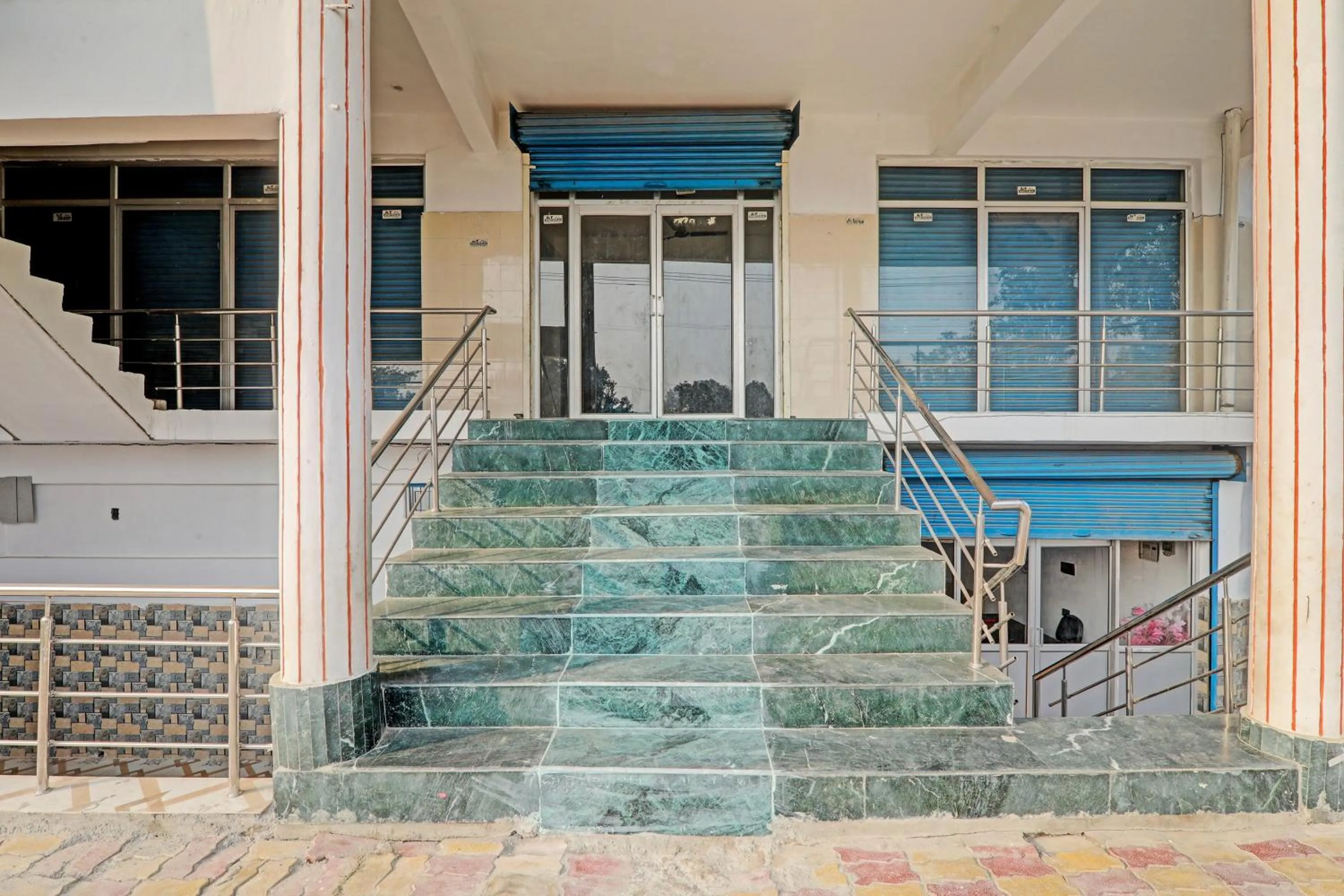 Facade/entrance in Hotel O Mahadevi Lawn