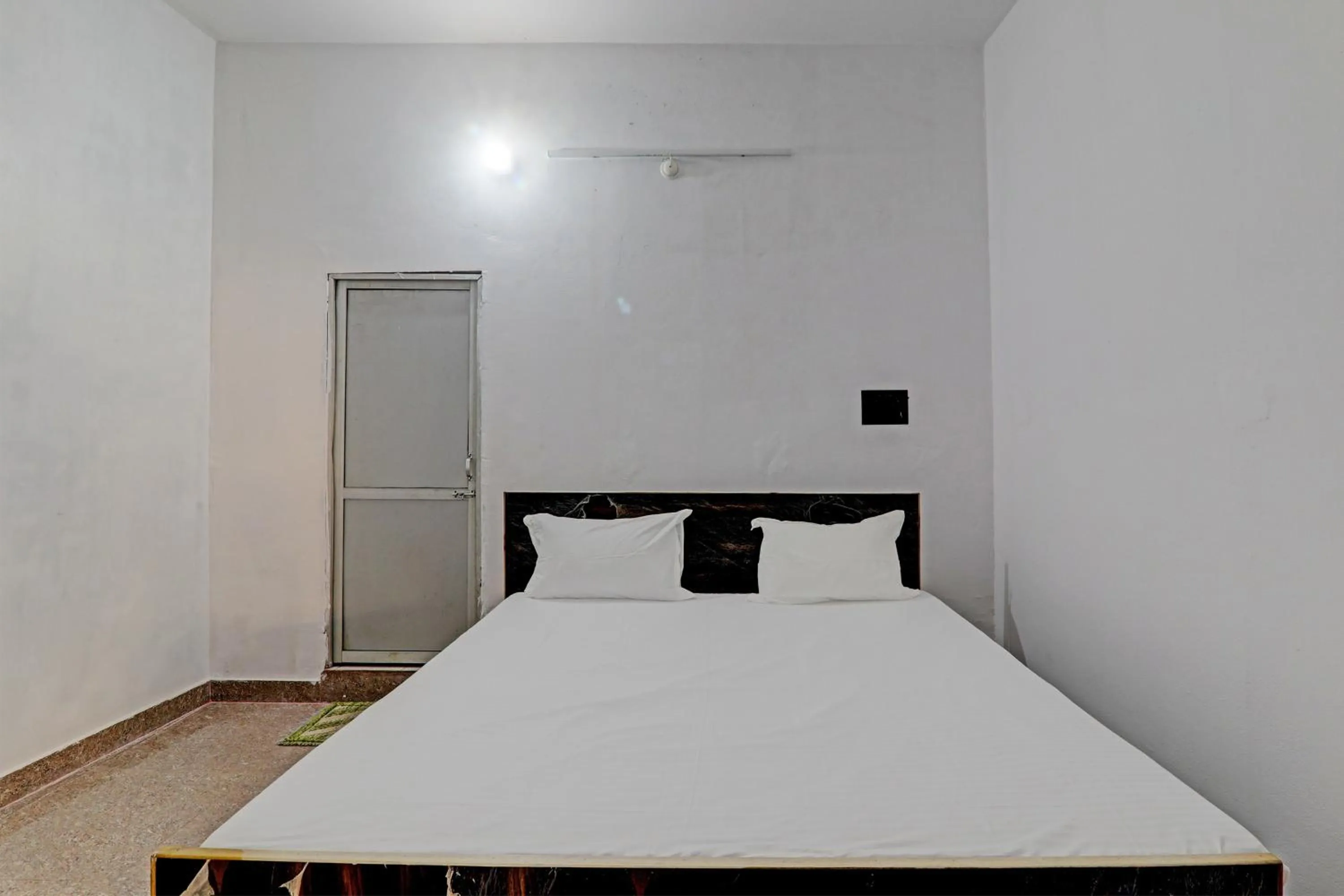 Bedroom, Bed in Hotel O Mahadevi Lawn