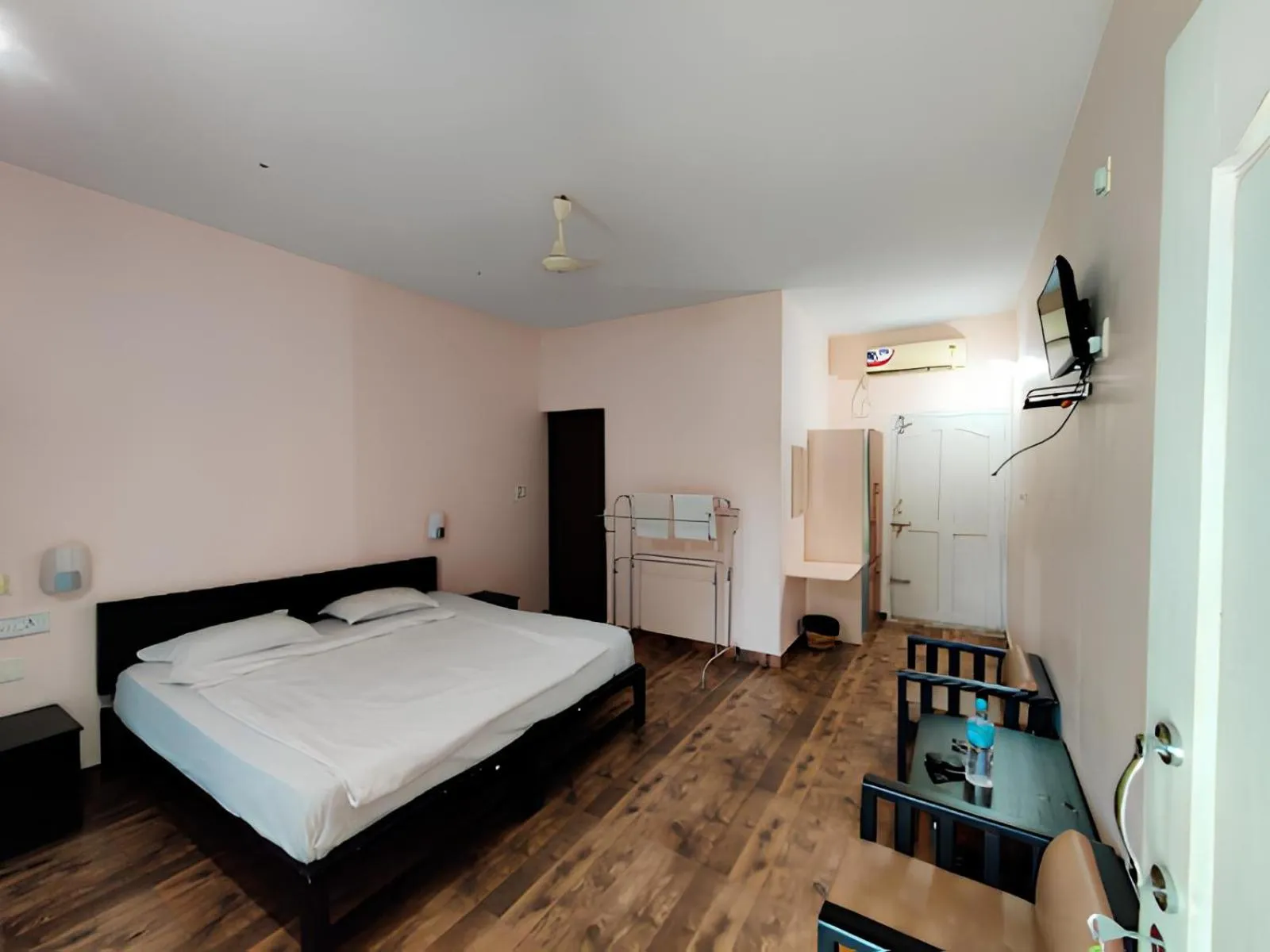 Bedroom, Bed in Elephant Pass Ayurveda & Yoga Retreat