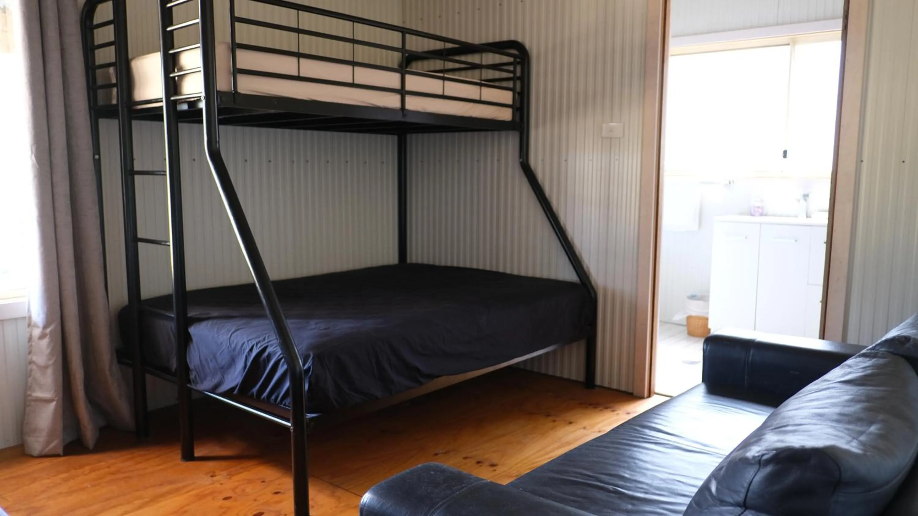 Bed in Lovedale Cottages Hunter Valley