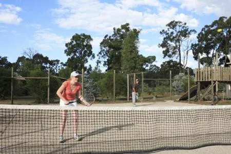 Tennis court in Lovedale Cottages Hunter Valley