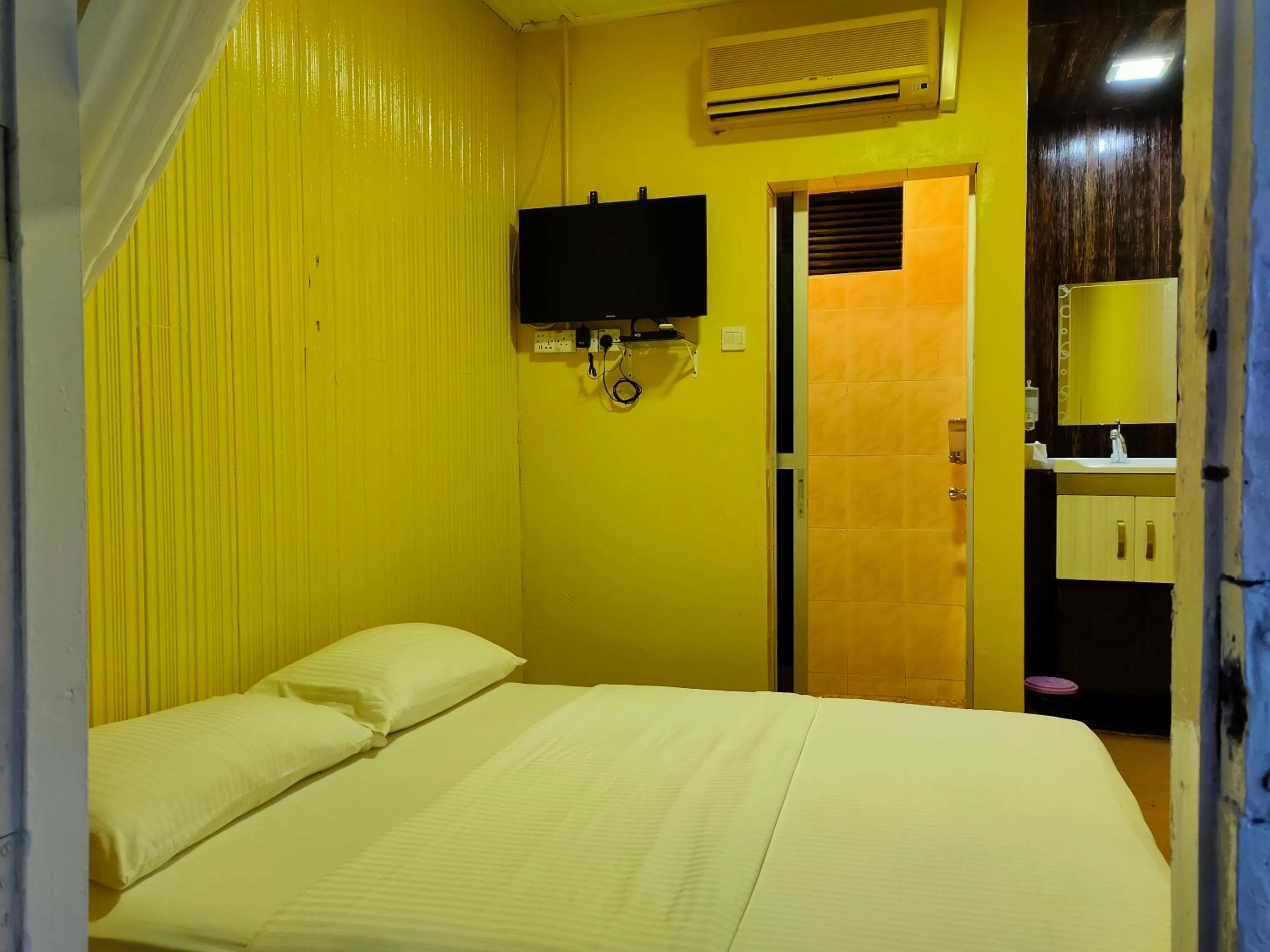 Bed, TV/Entertainment Center in KEMBARA RESORT