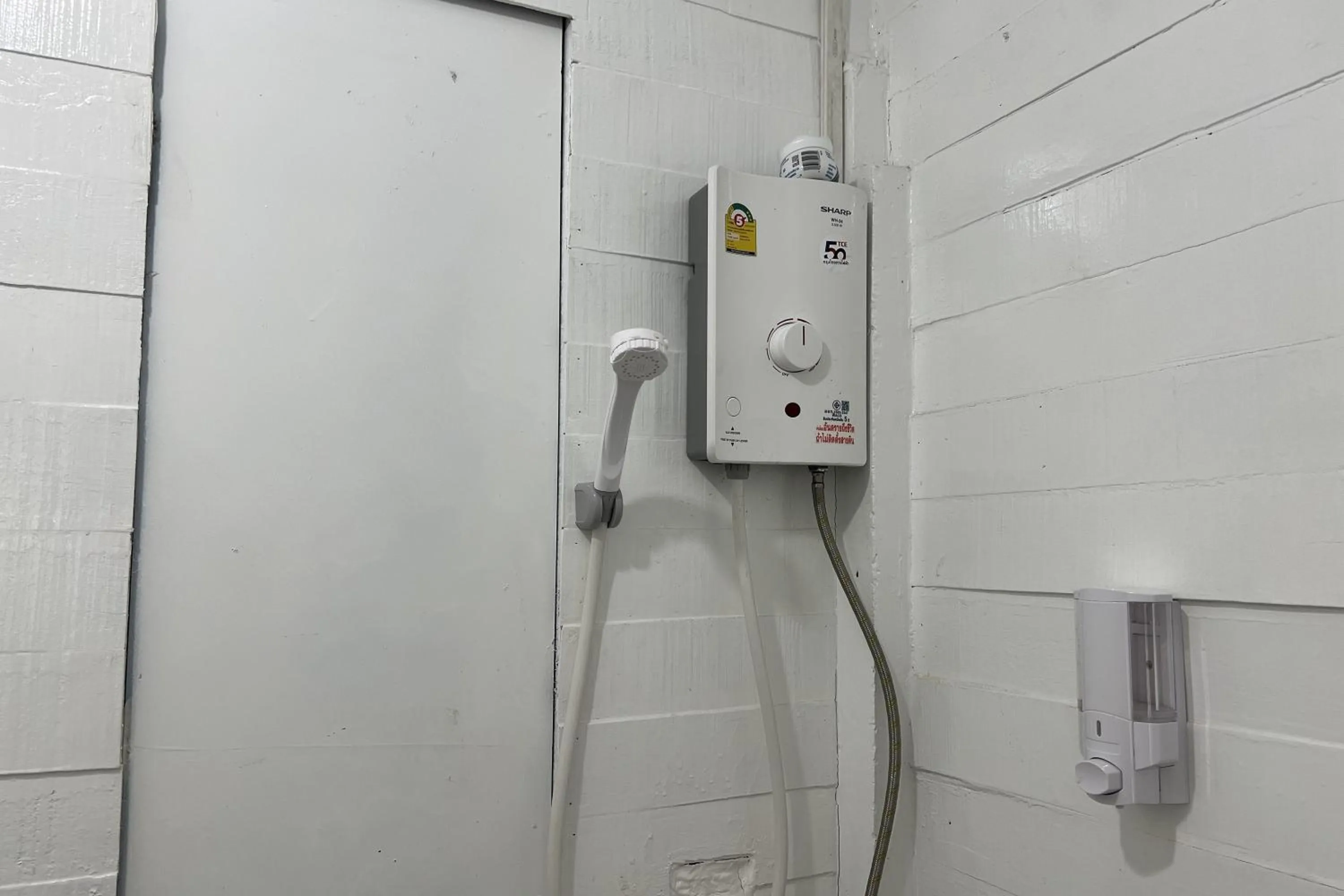 Shower in Peang Tara Cafe & Resort