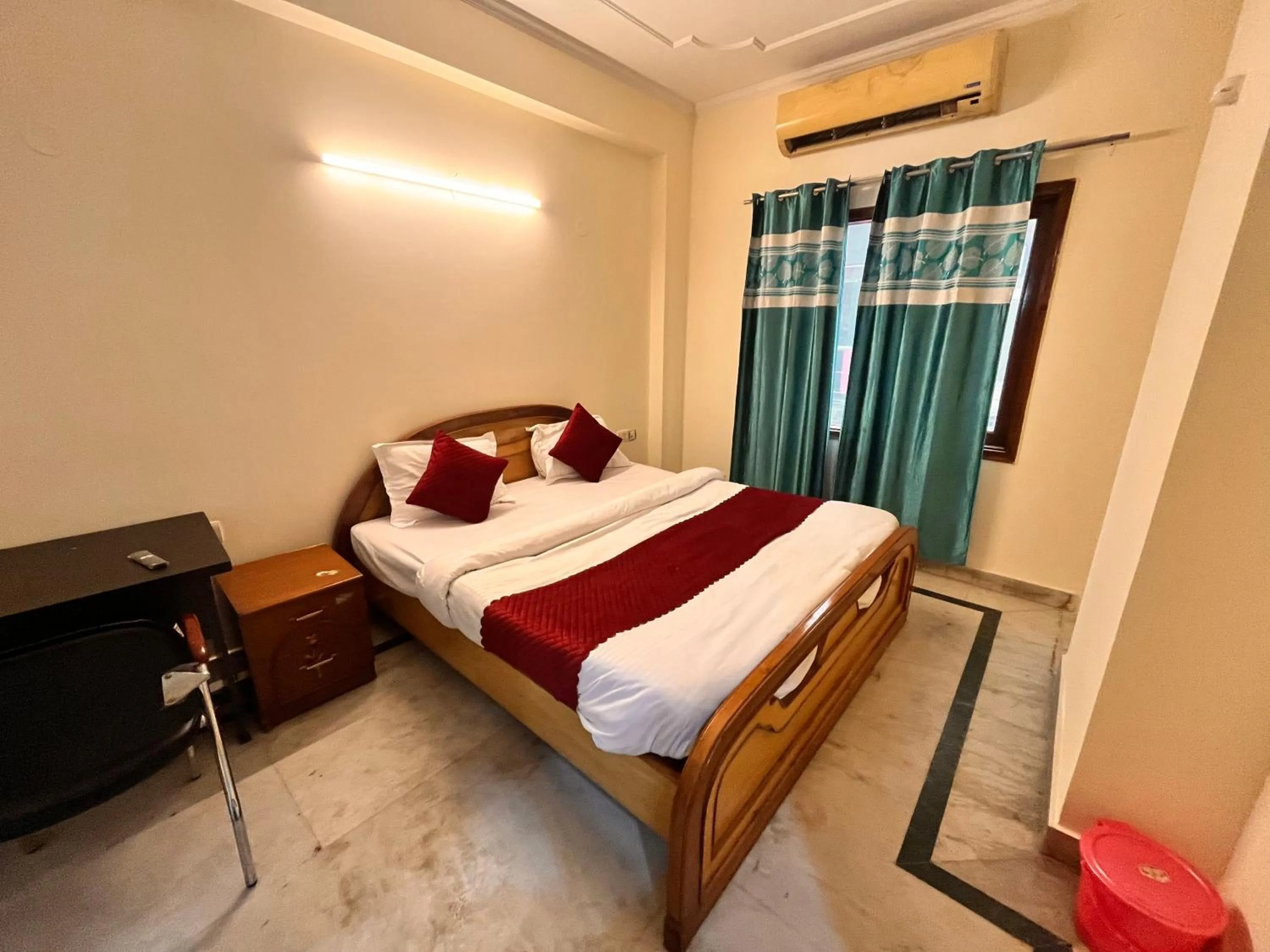 Bedroom, Bed in Hotel Sunshine