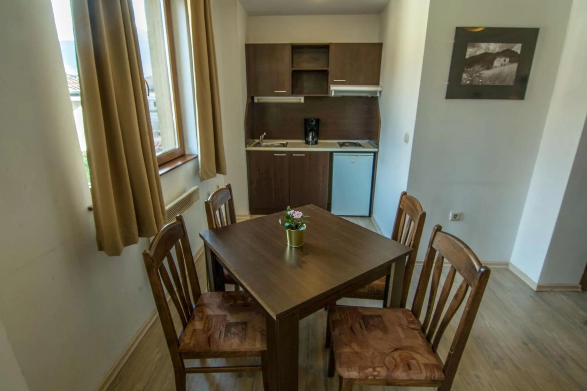 Restaurant/places to eat in Banderitsa Apartment 3