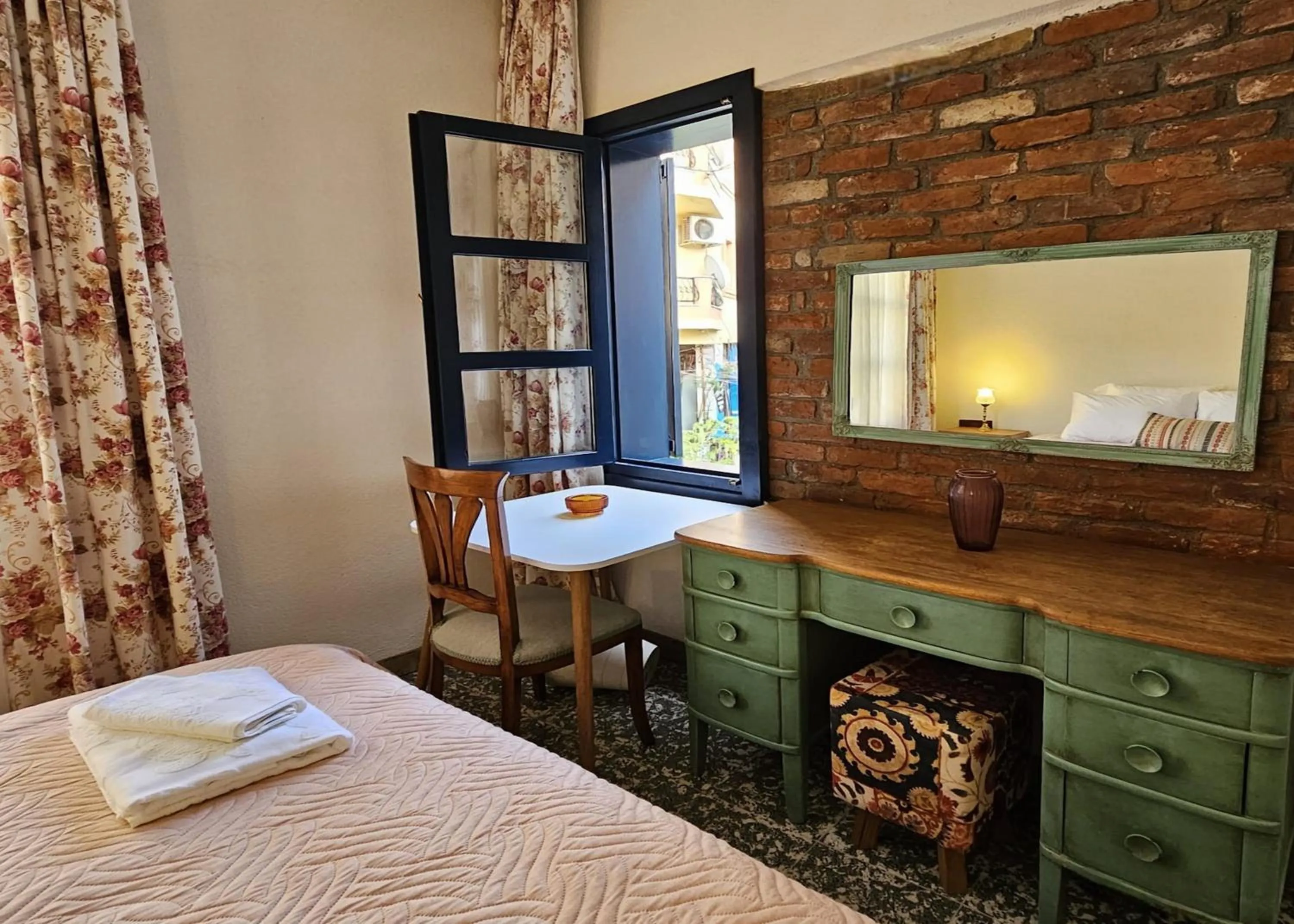 Seating area, Bed in Origin Rooms Urla