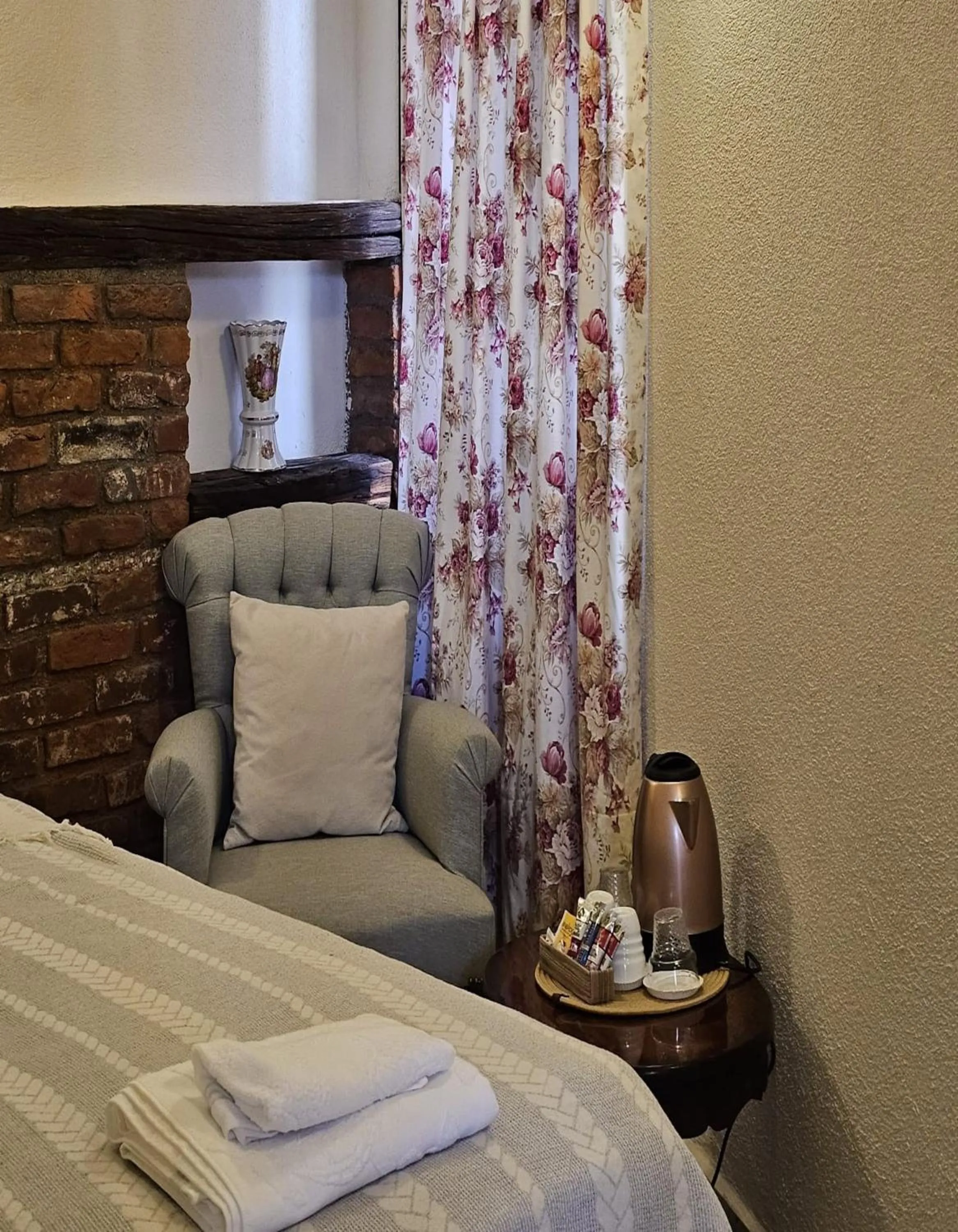 Seating area, Bed in Origin Rooms Urla