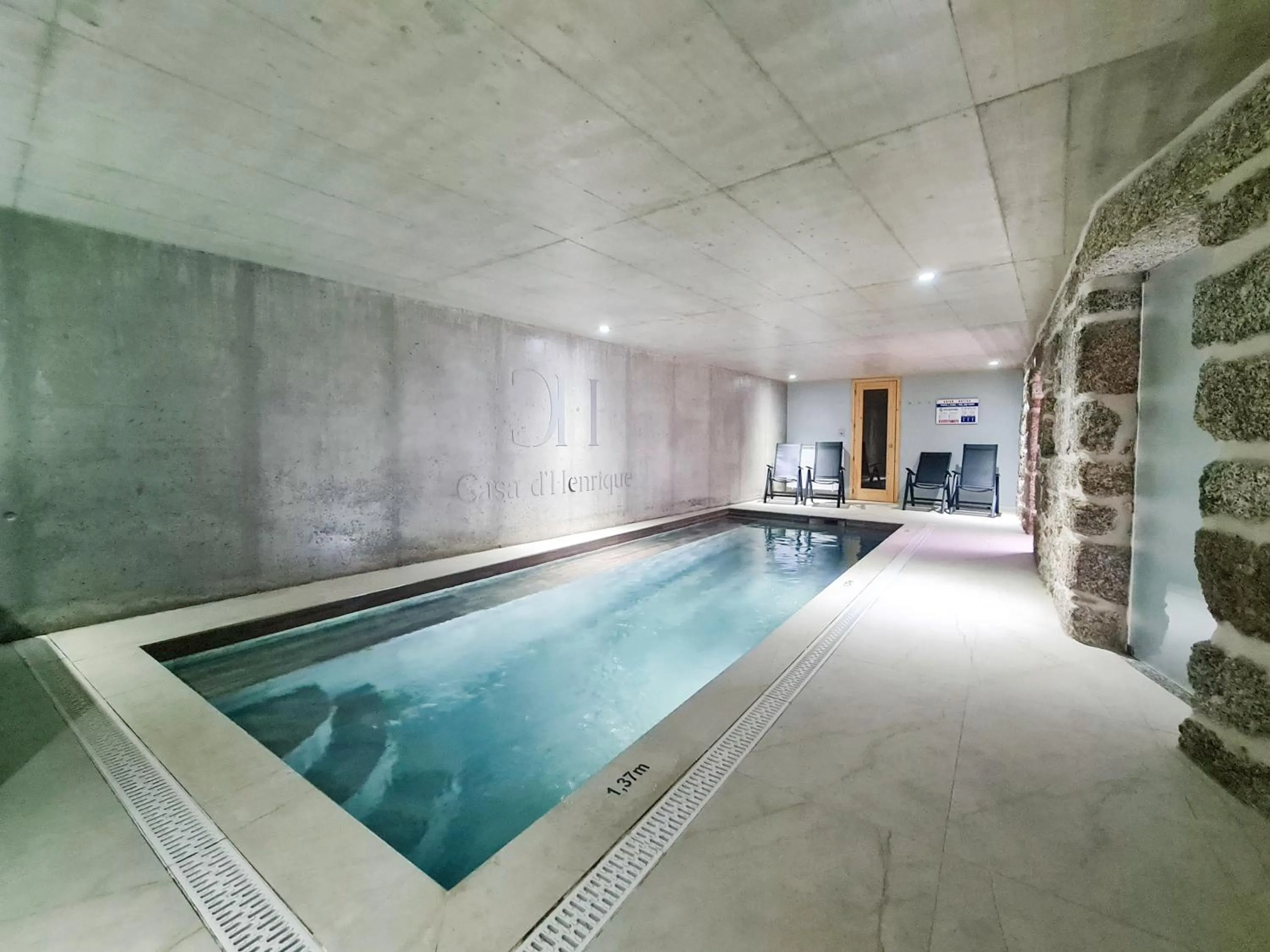 Swimming pool in Casa d'Henrique Retreat Pool and Spa