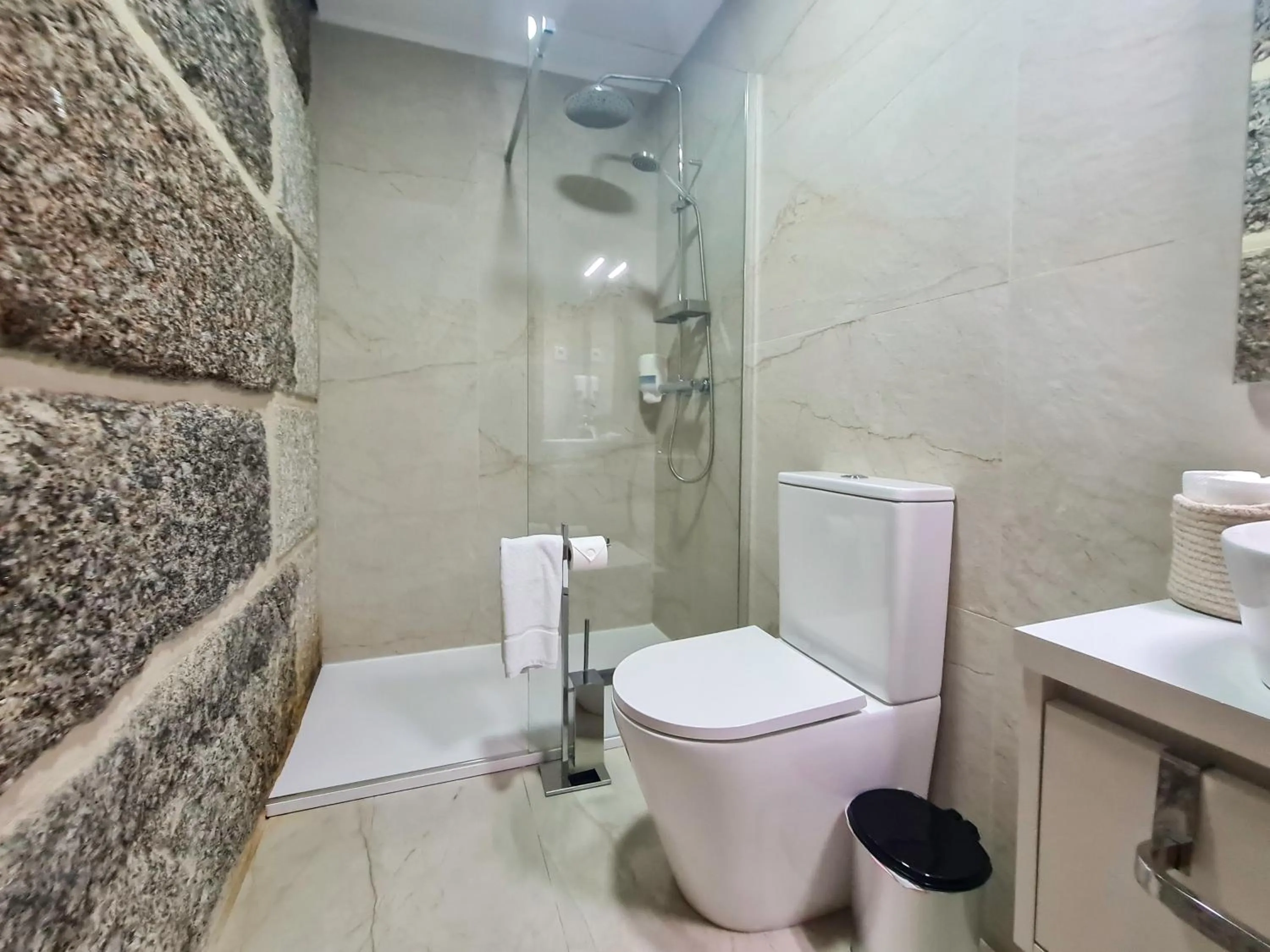 Bathroom in Casa d'Henrique Retreat Pool and Spa