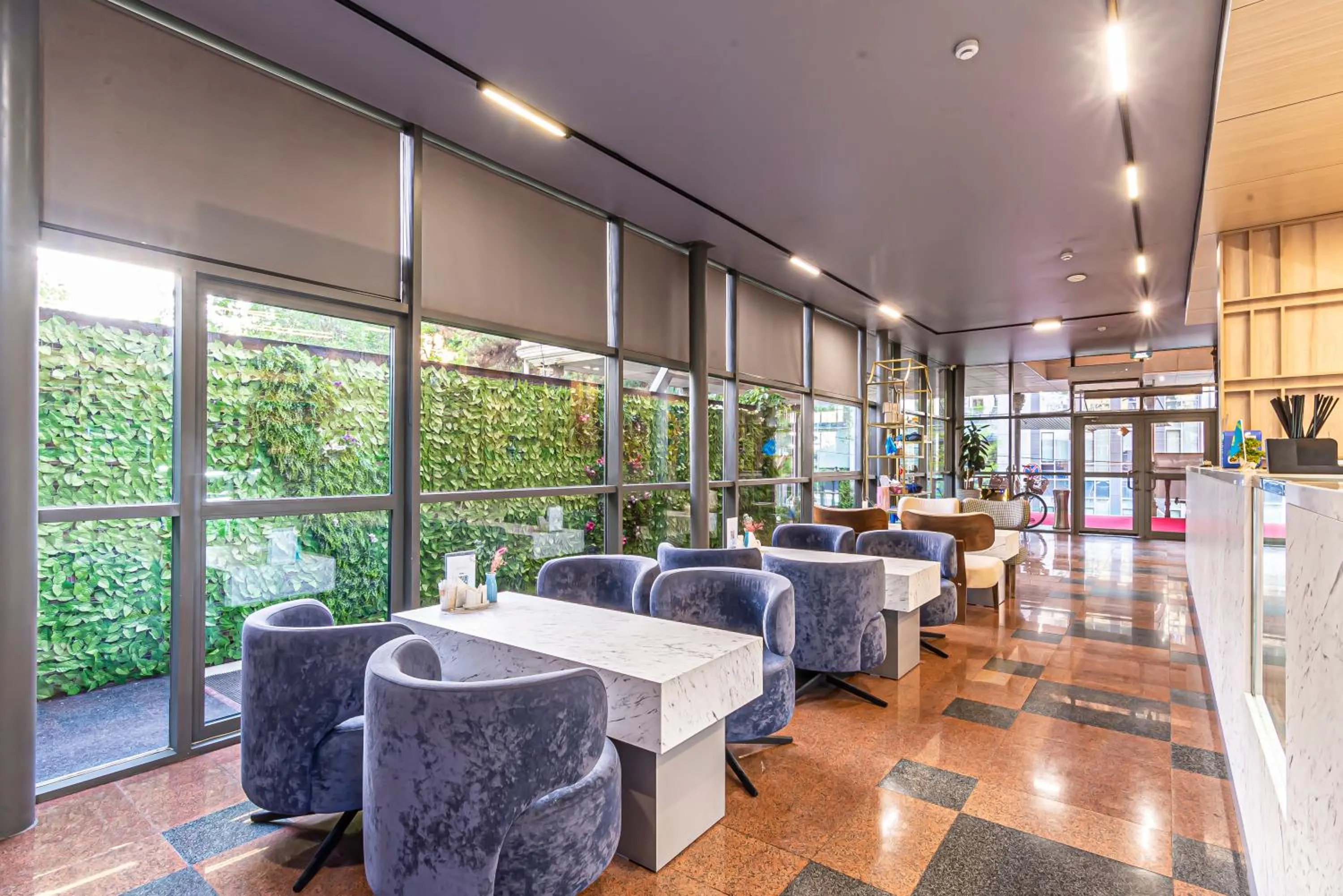 Restaurant/places to eat in AYKUN Hotel