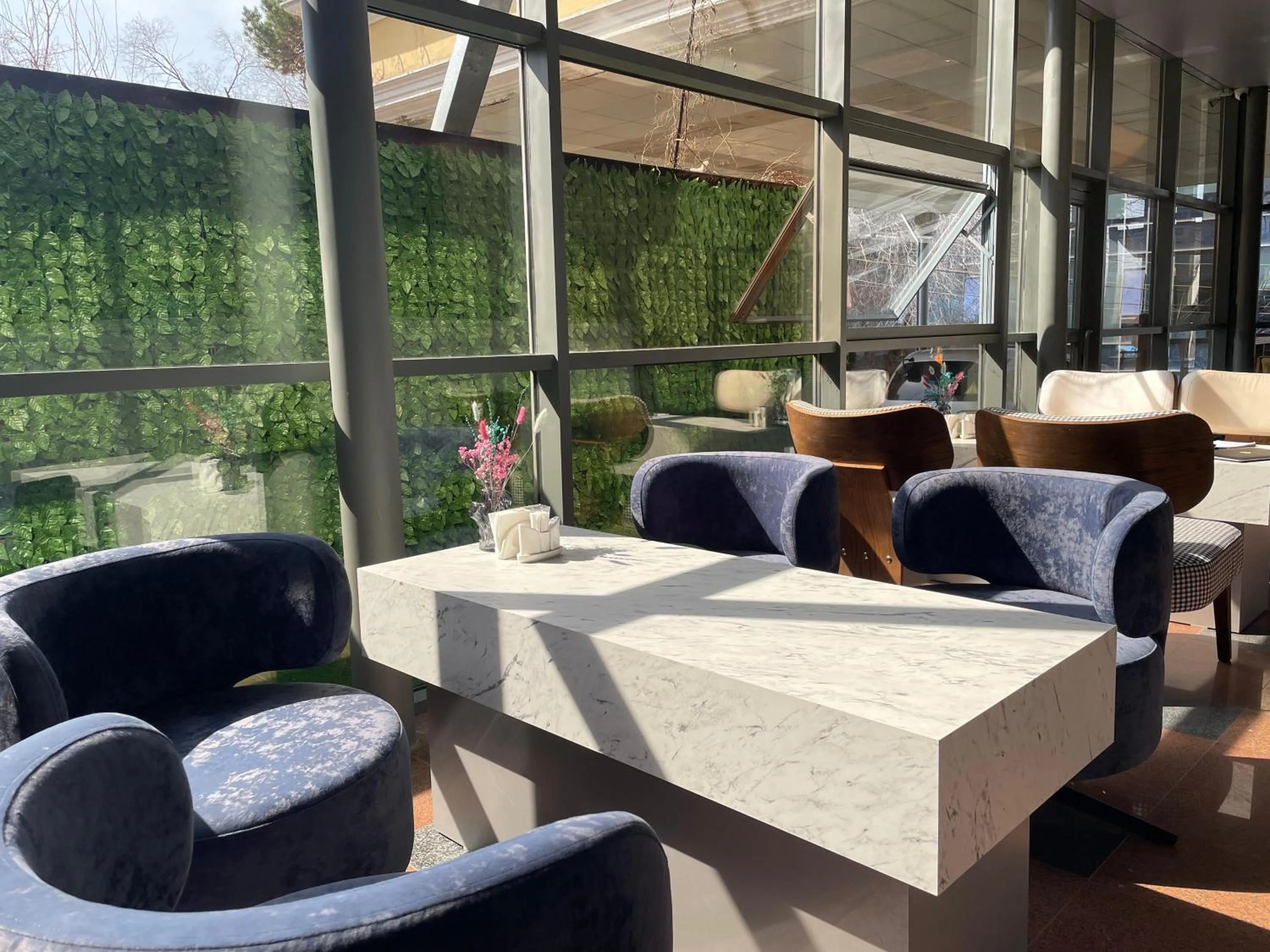 Restaurant/places to eat in AYKUN Hotel