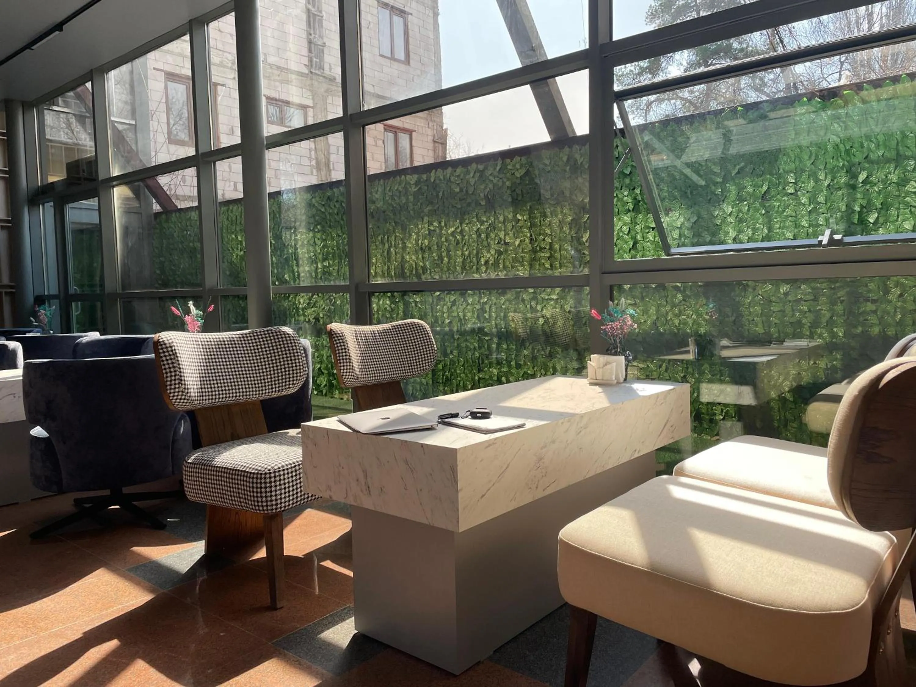 Restaurant/places to eat in AYKUN Hotel