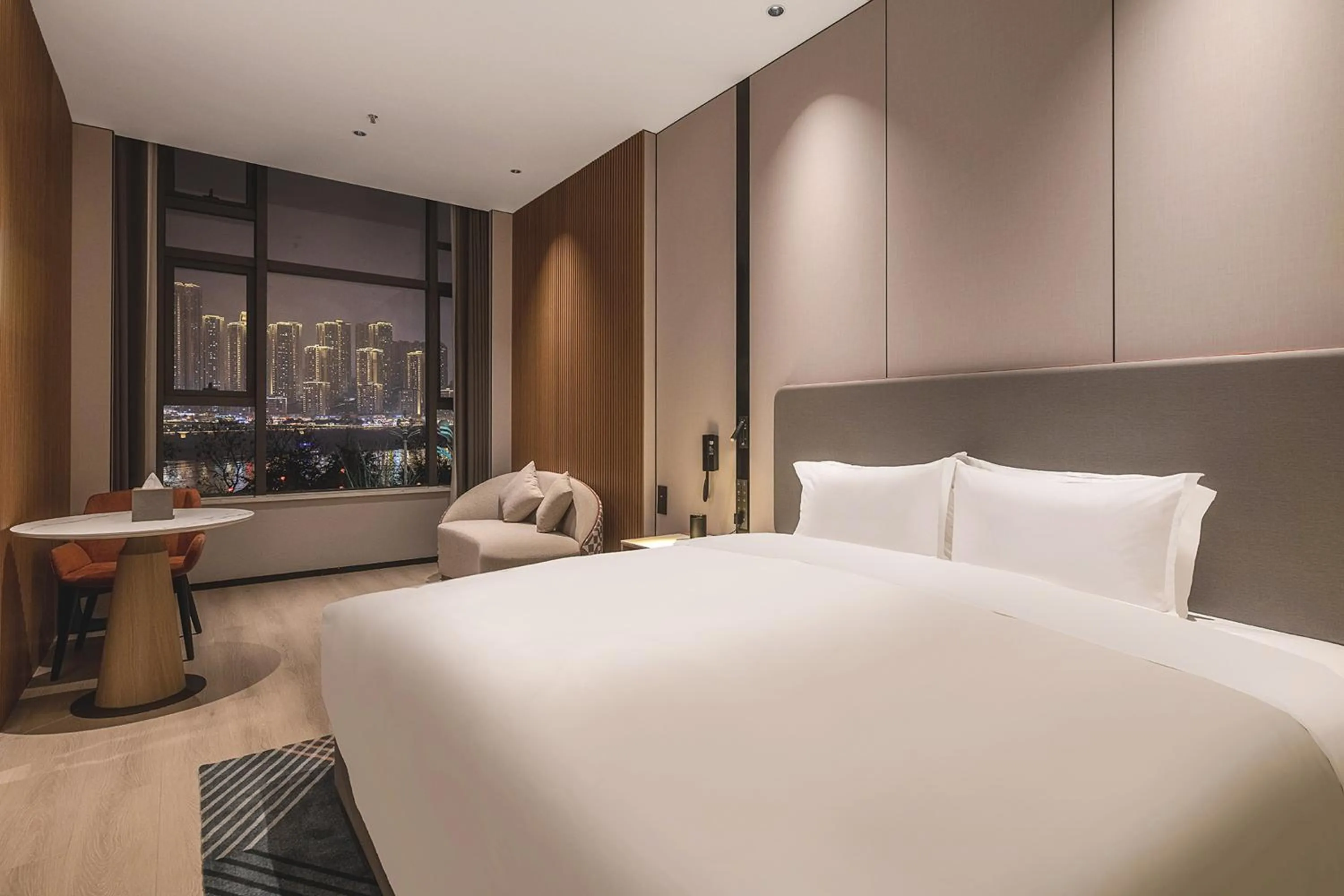 Photo of the whole room, Bed in Holiday Inn Express Chongqing Nanbin Road by IHG