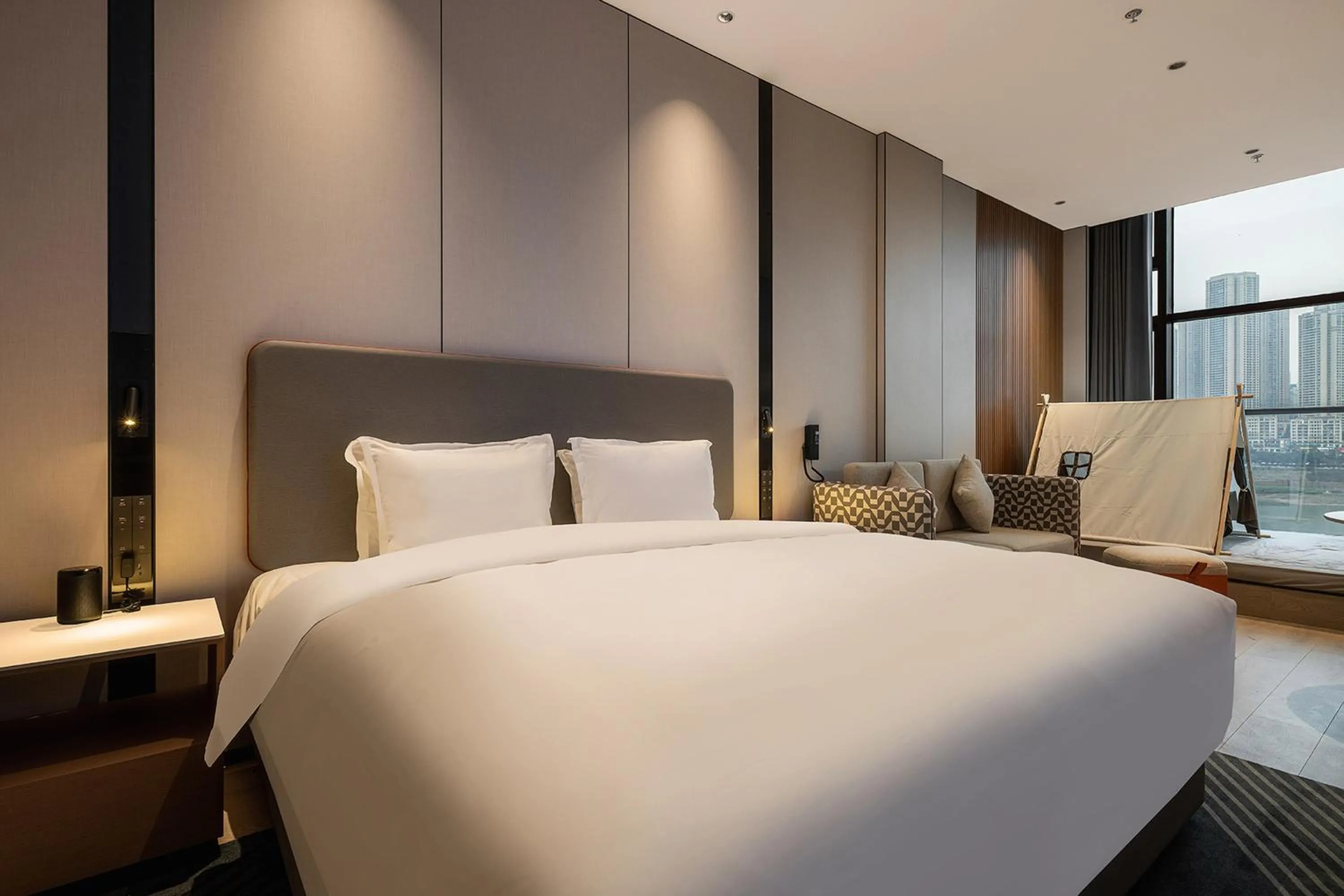 Photo of the whole room, Bed in Holiday Inn Express Chongqing Nanbin Road by IHG