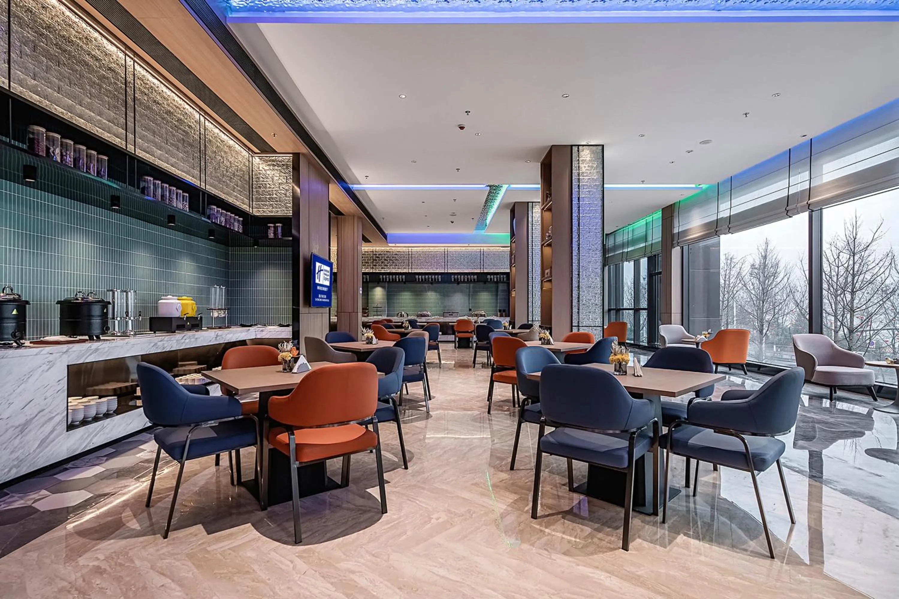 Restaurant/places to eat in Holiday Inn Express Chongqing Nanbin Road by IHG