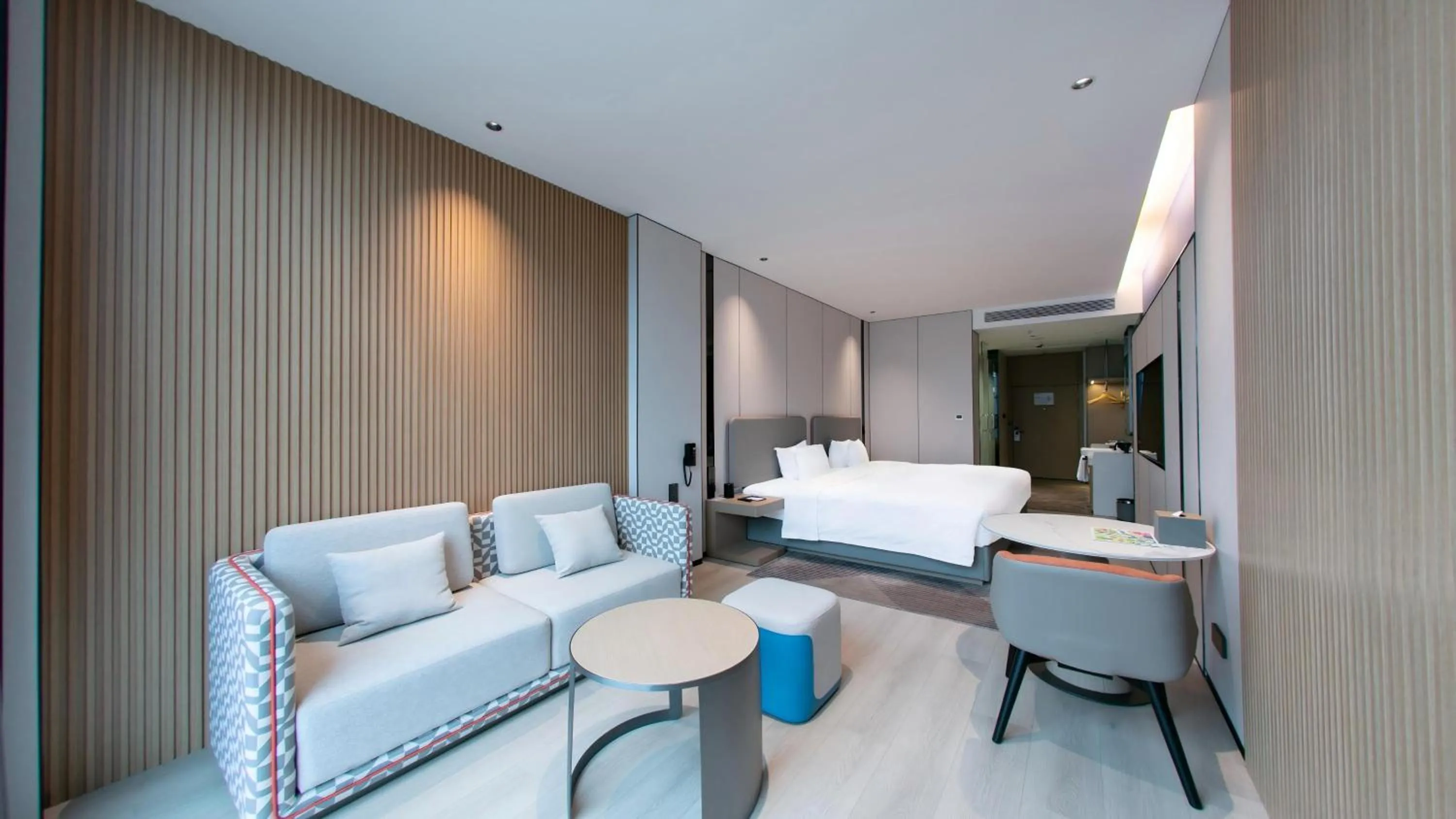Photo of the whole room, Bed in Holiday Inn Express Chongqing Nanbin Road by IHG