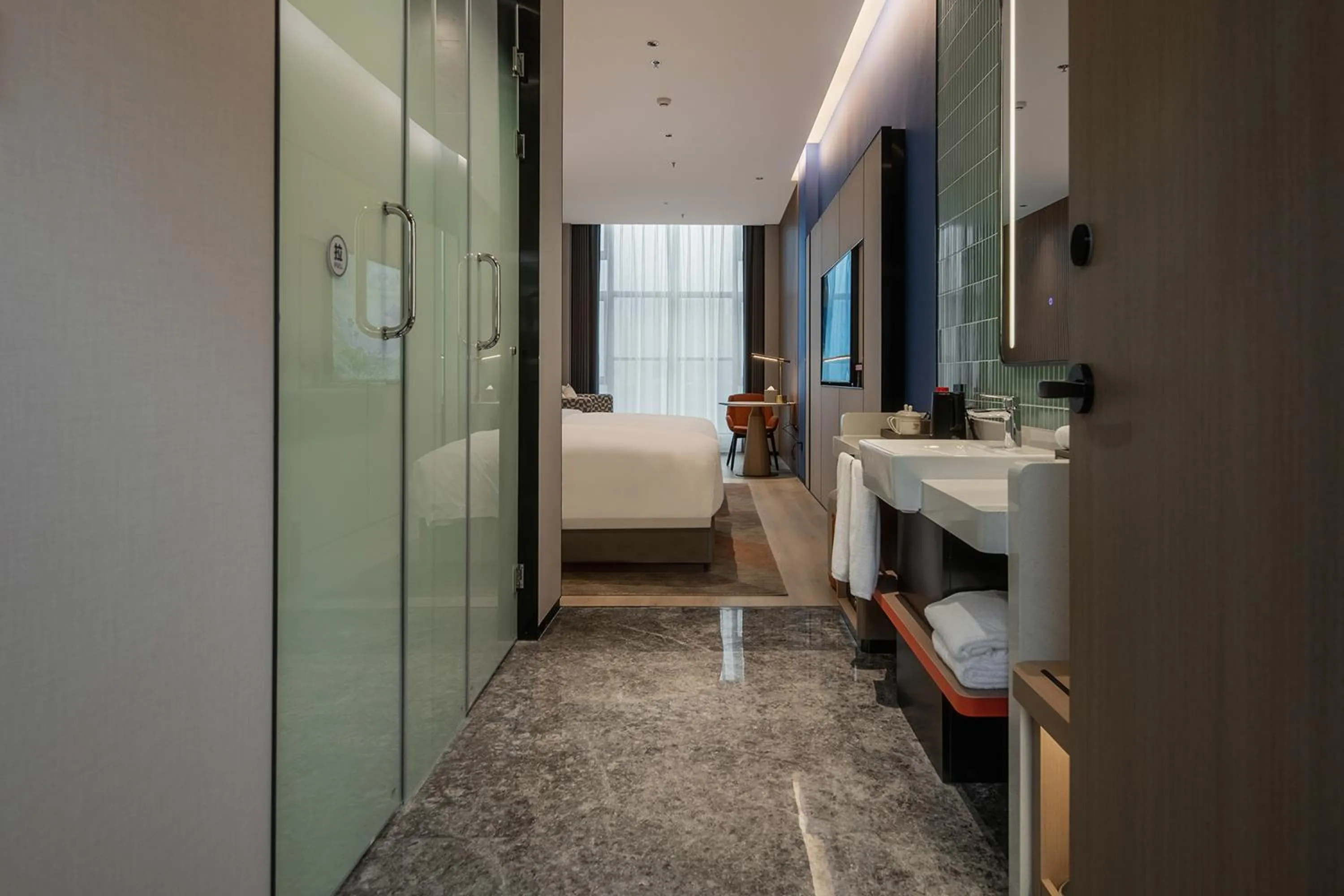 Photo of the whole room, Bed in Holiday Inn Express Chongqing Nanbin Road by IHG