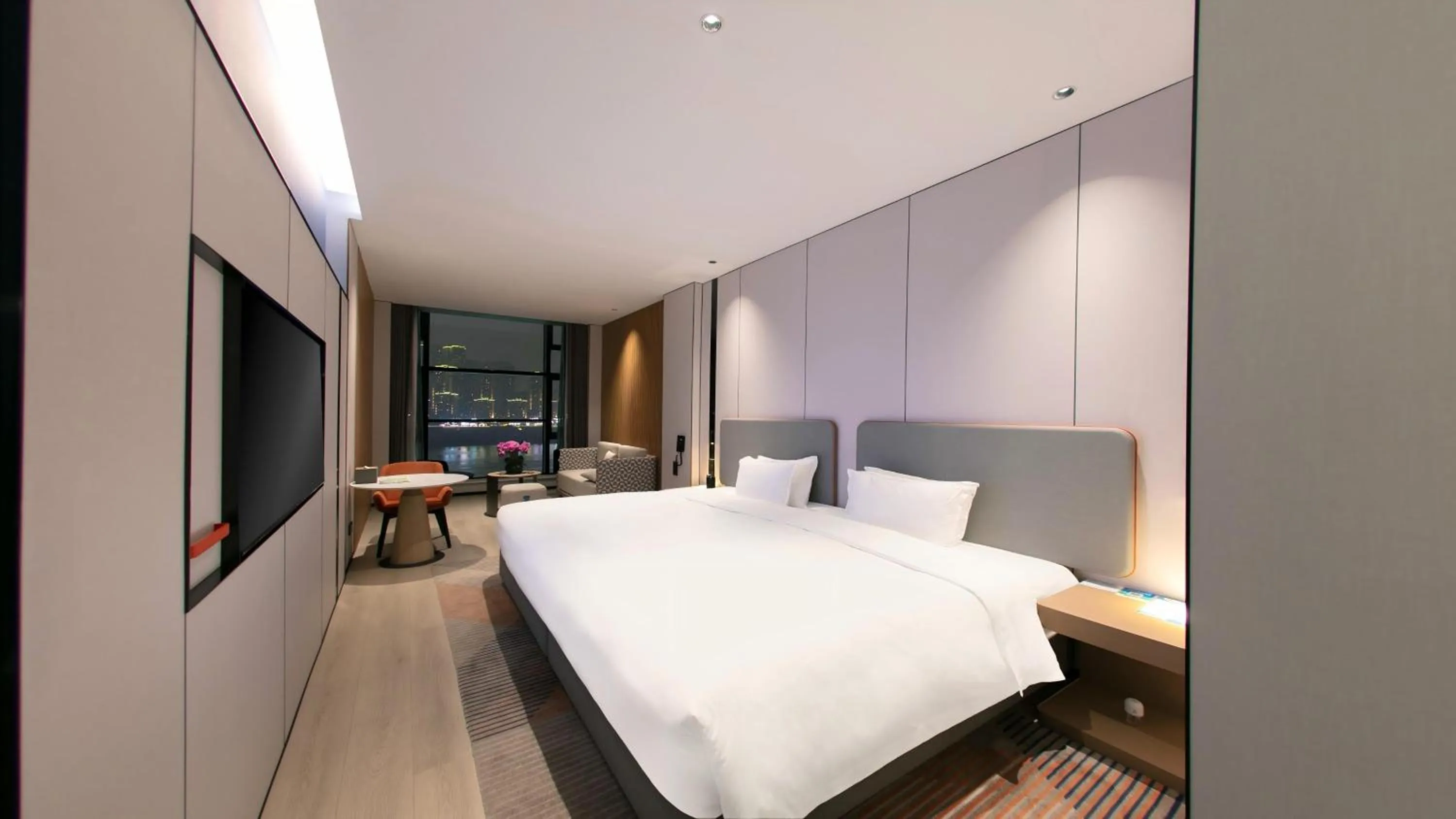 Photo of the whole room, Bed in Holiday Inn Express Chongqing Nanbin Road by IHG