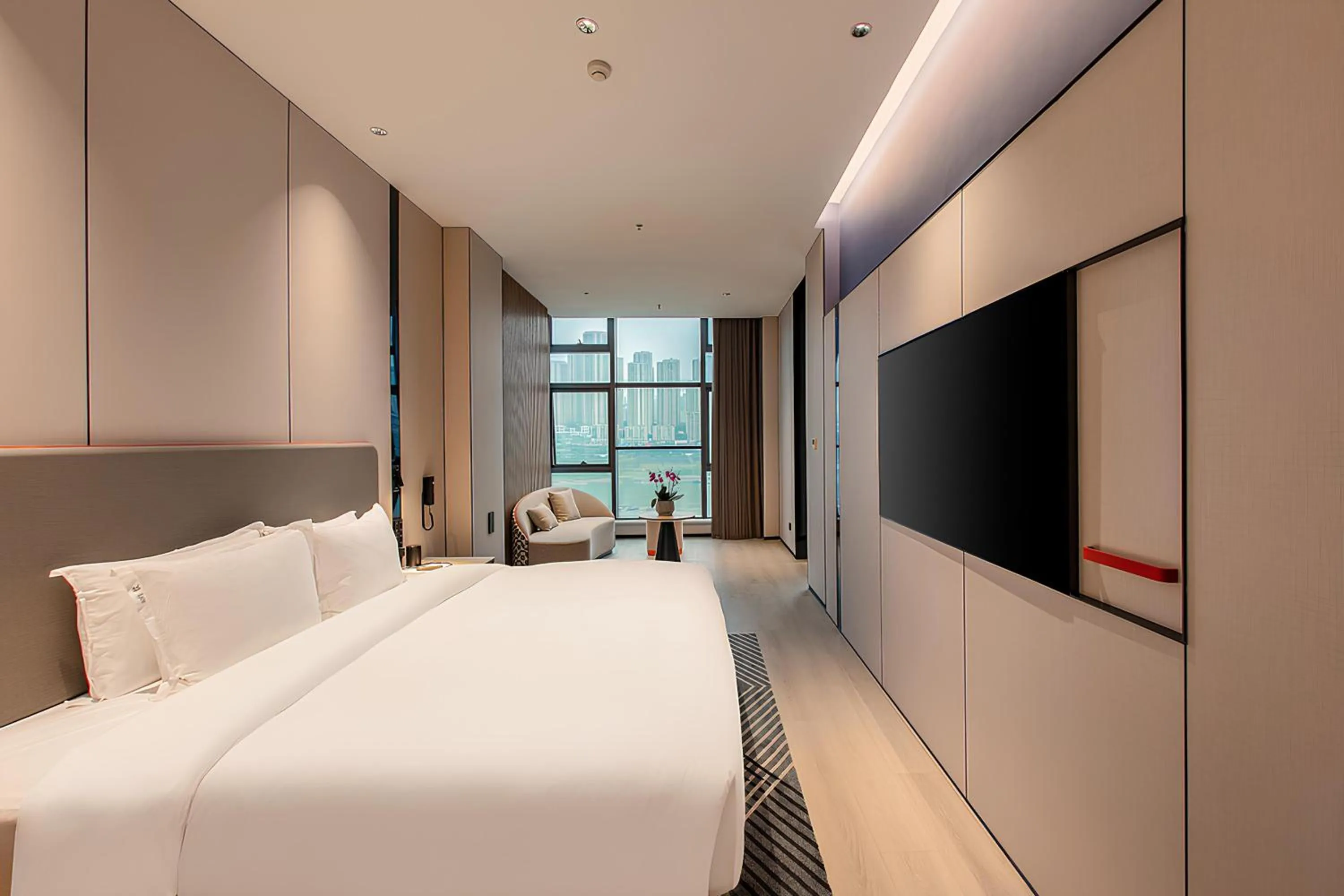 Photo of the whole room, Bed in Holiday Inn Express Chongqing Nanbin Road by IHG