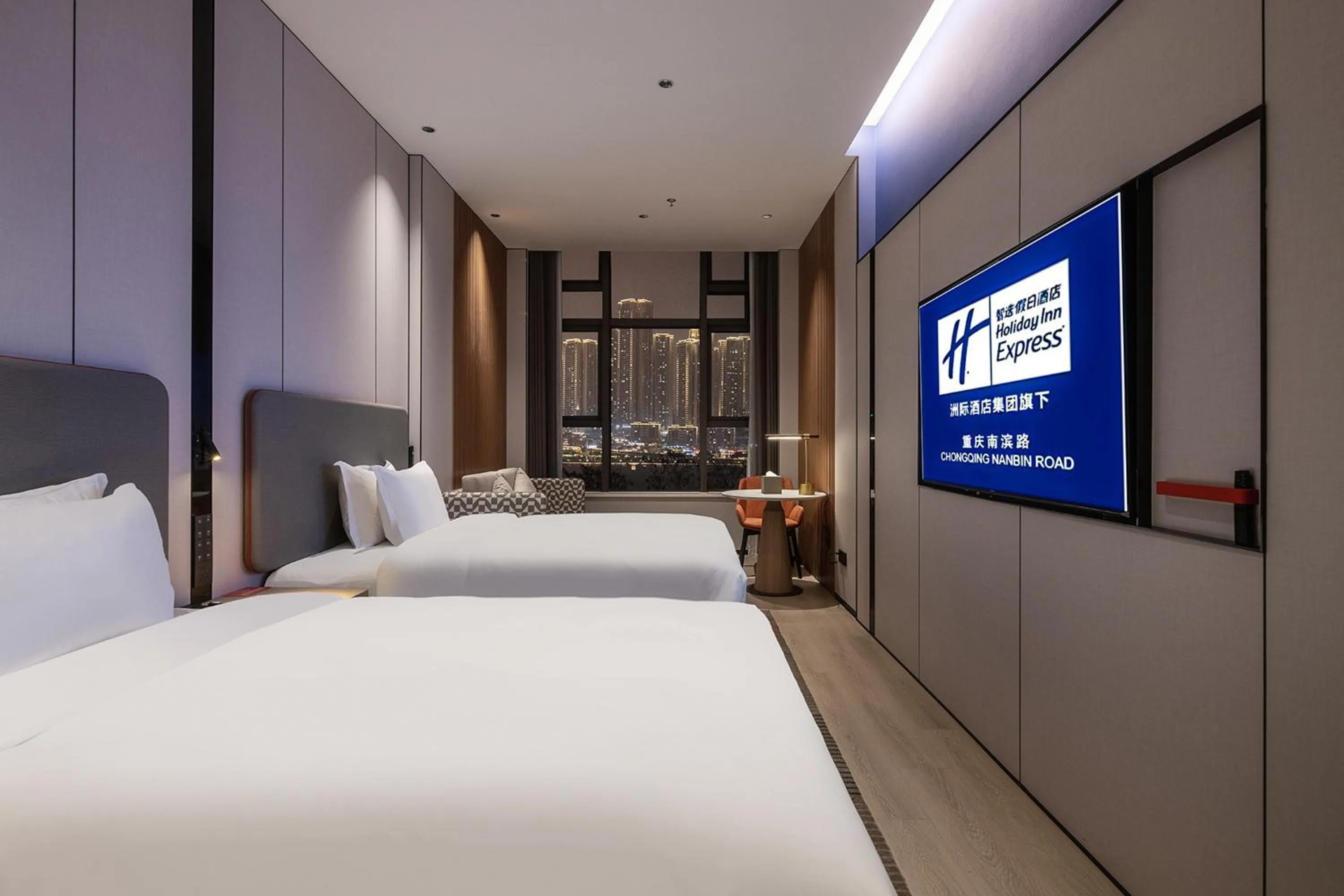 Photo of the whole room, Bed in Holiday Inn Express Chongqing Nanbin Road by IHG