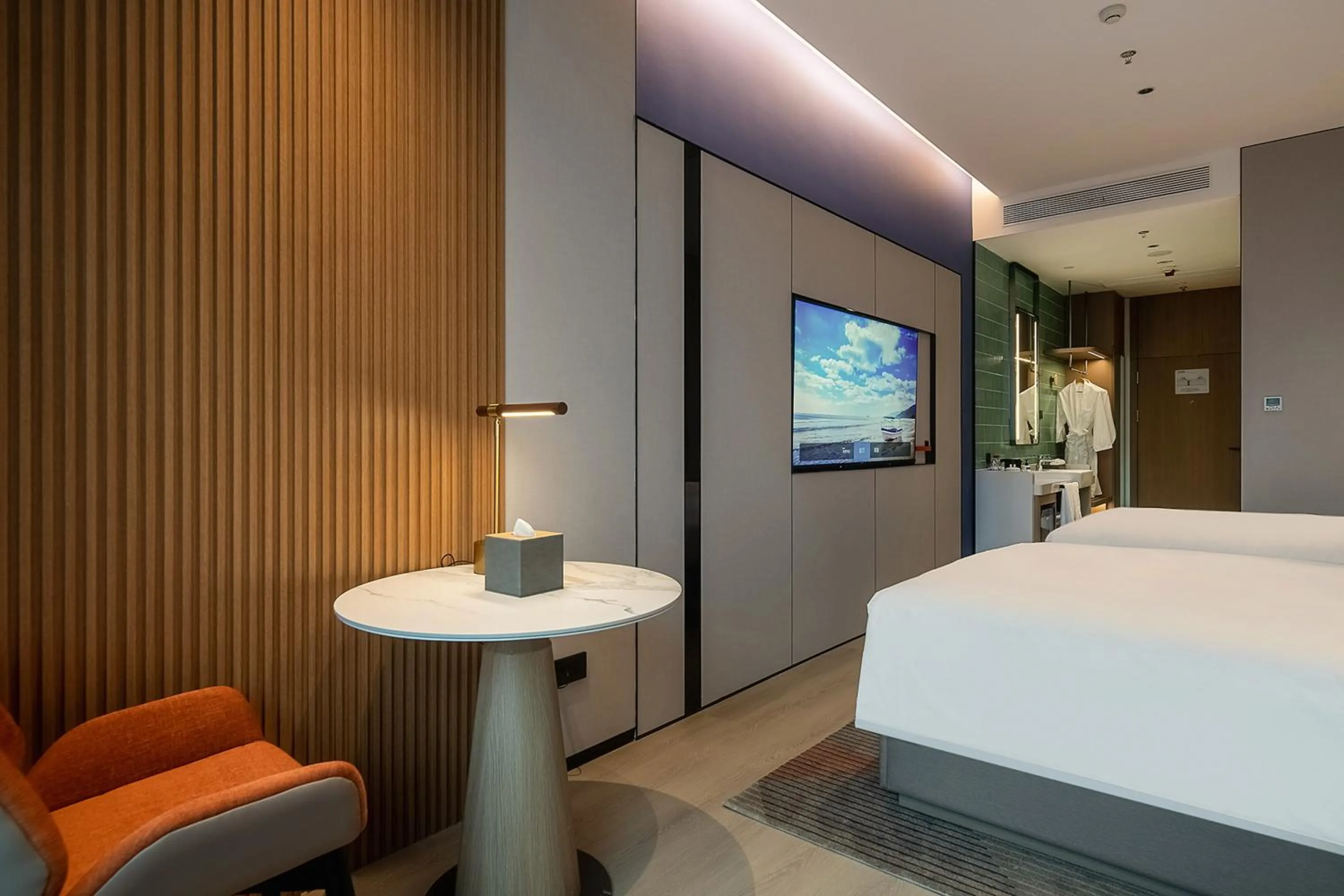 Photo of the whole room, Bed in Holiday Inn Express Chongqing Nanbin Road by IHG