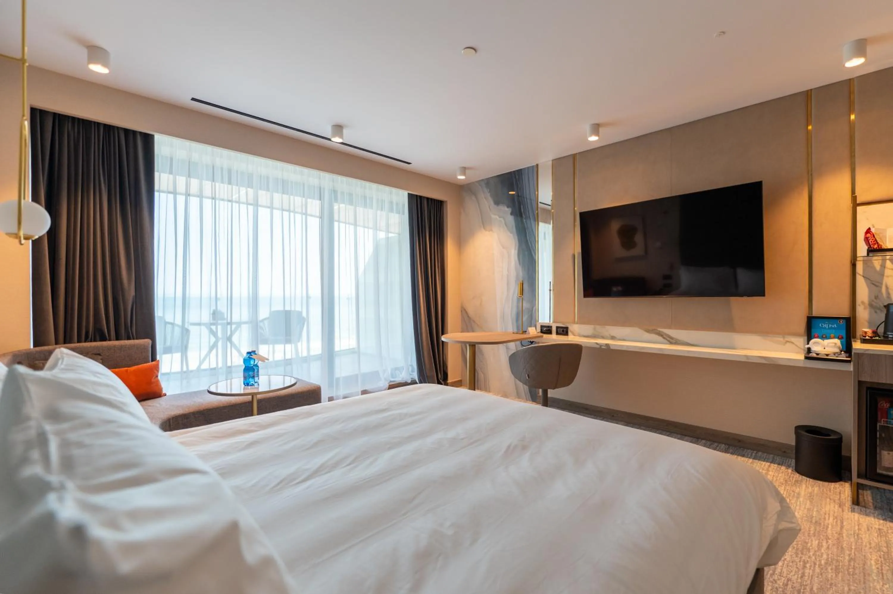Bedroom, Bed in Crowne Plaza Constanta - Mamaia Beach by IHG