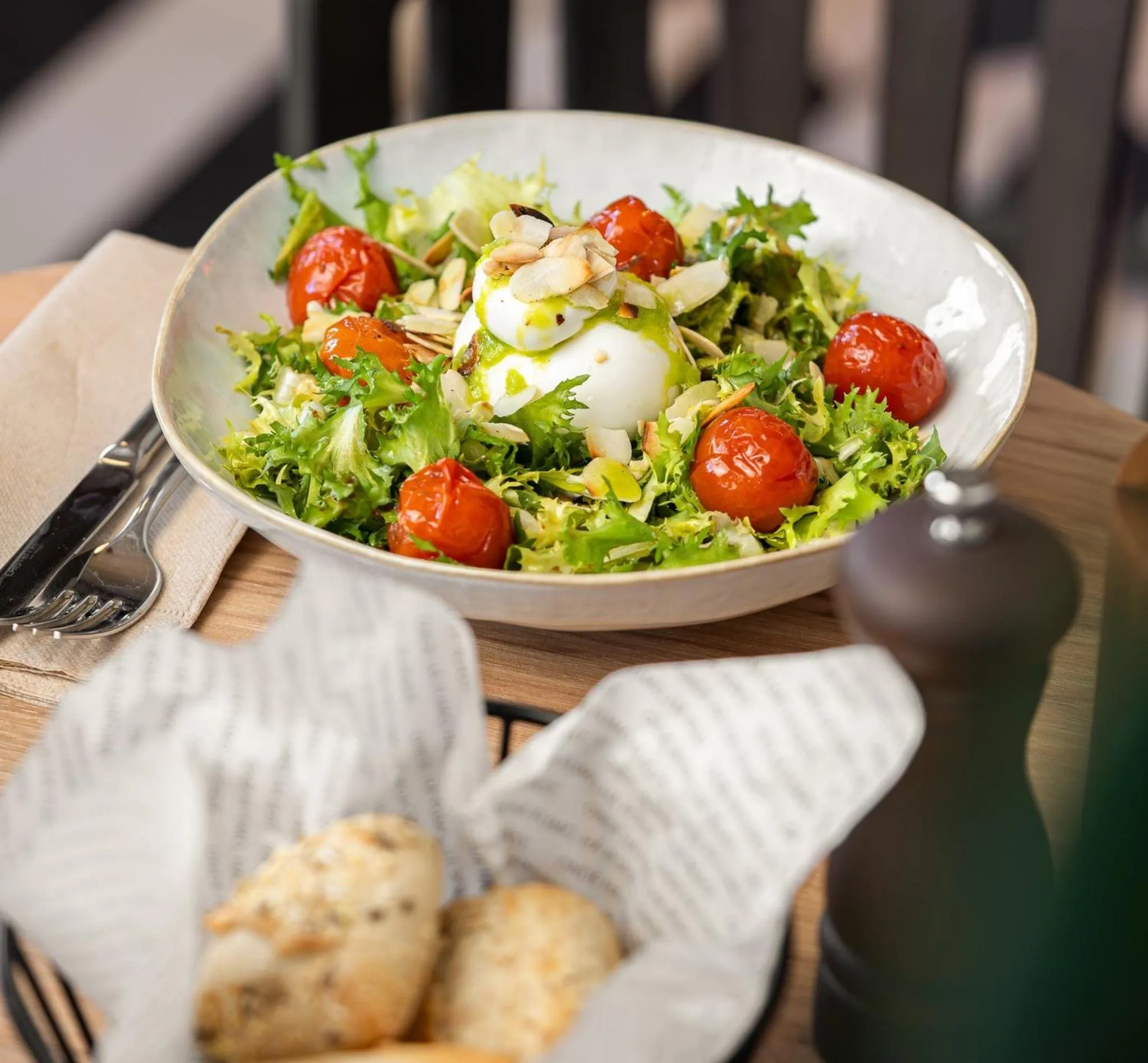 Restaurant/places to eat in Holiday Inn Express Porto - Boavista by IHG