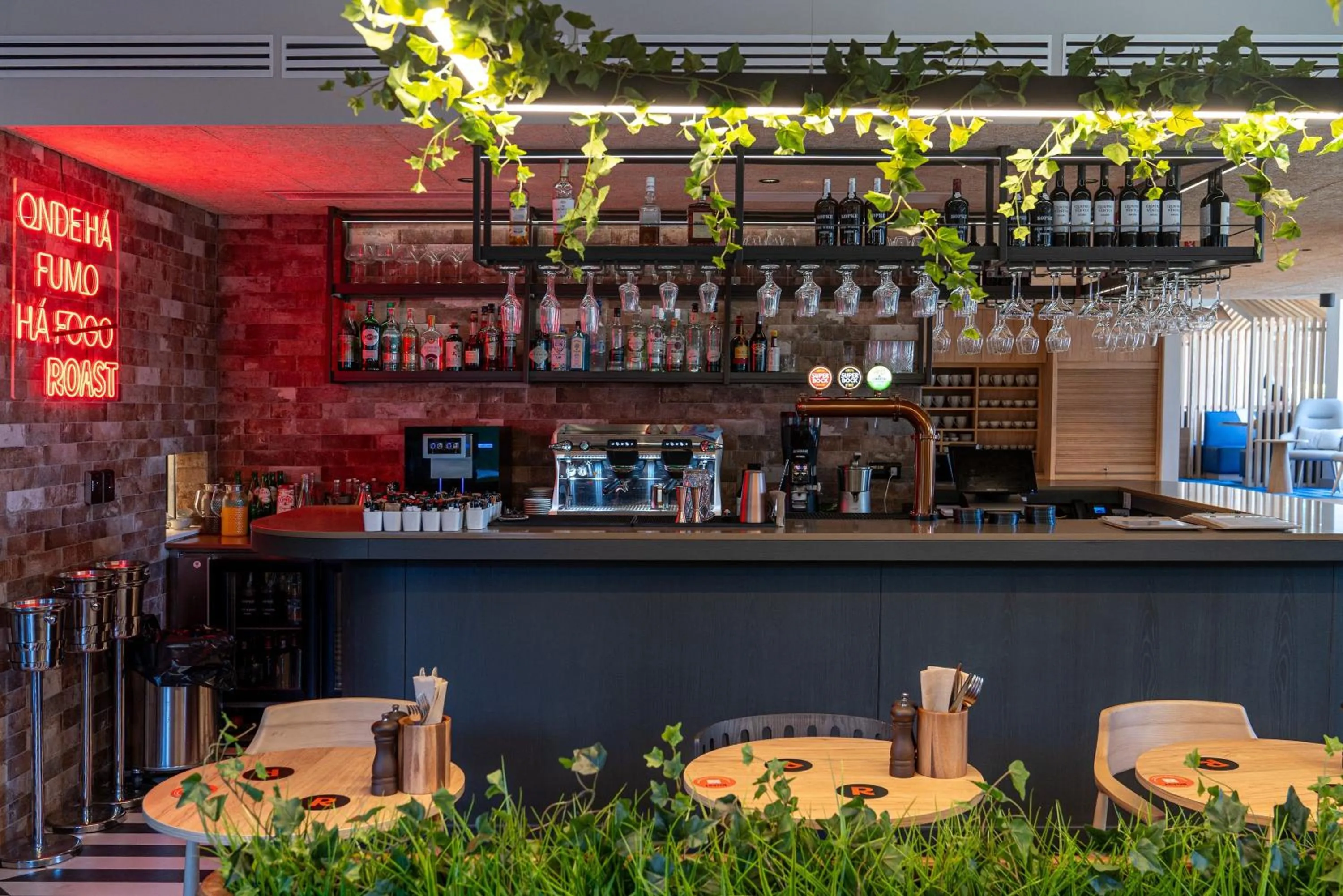 Restaurant/places to eat in Holiday Inn Express Porto - Boavista by IHG