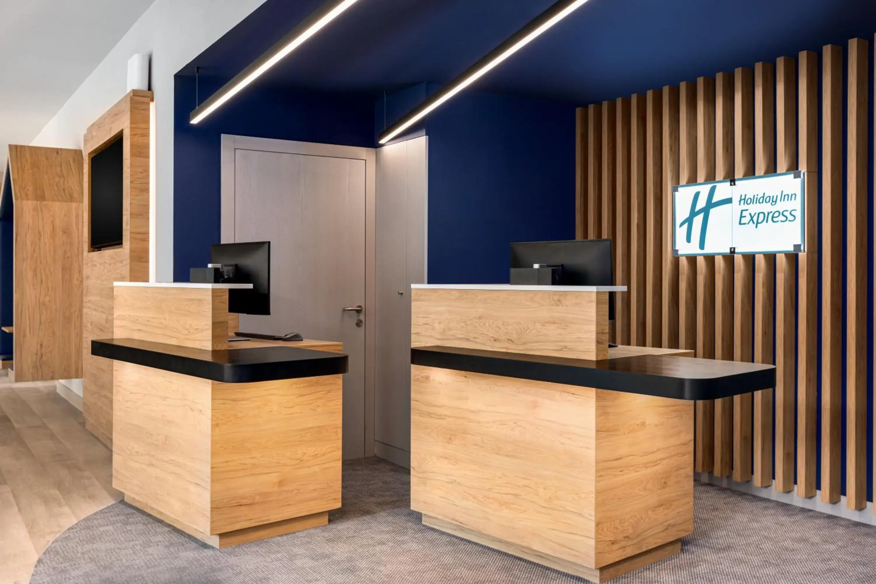 Lobby or reception in Holiday Inn Express Porto - Boavista by IHG Lobby or reception in Holiday Inn Express Porto - Boavista by IHG