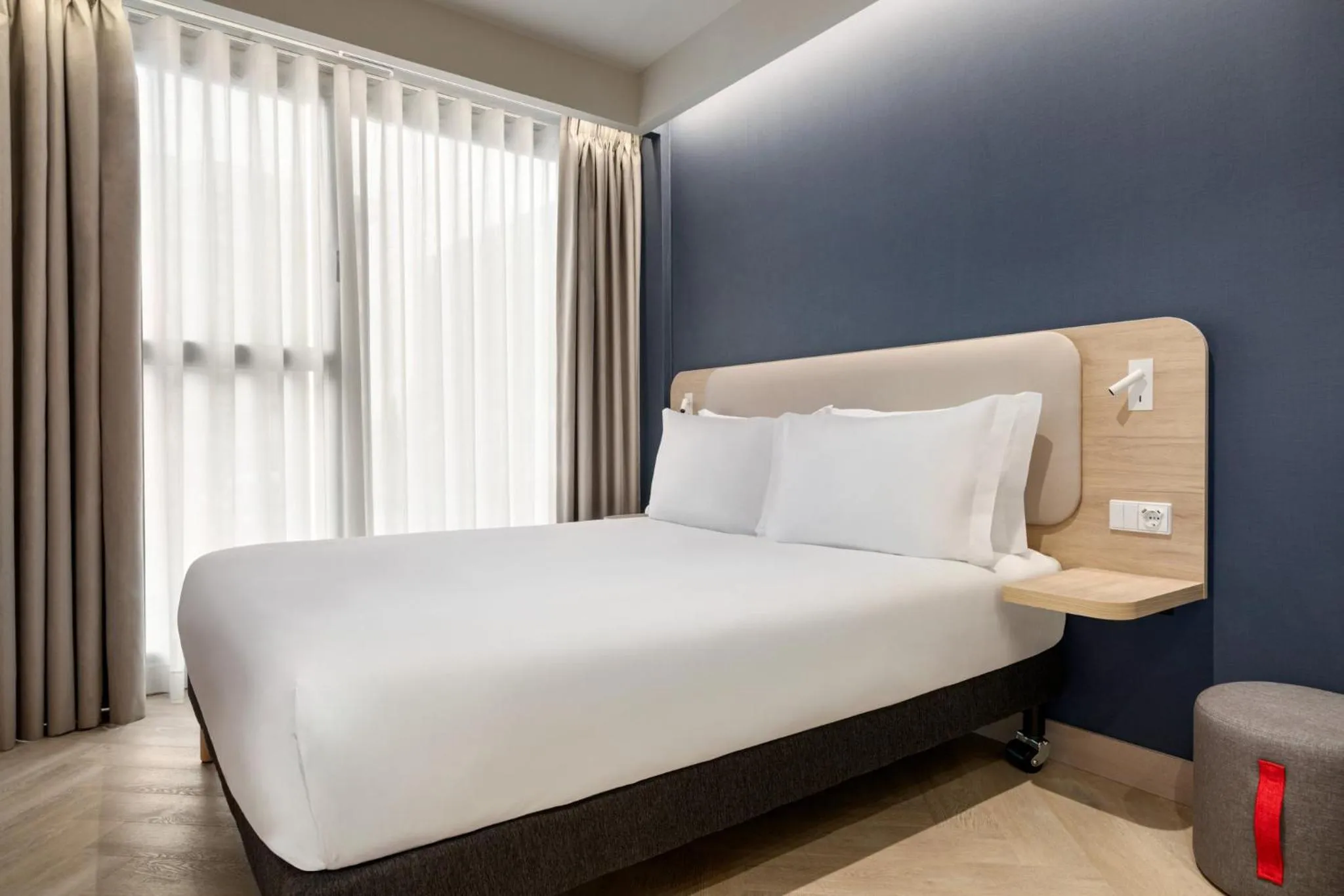Photo of the whole room, Bed in Holiday Inn Express Porto - Boavista by IHG