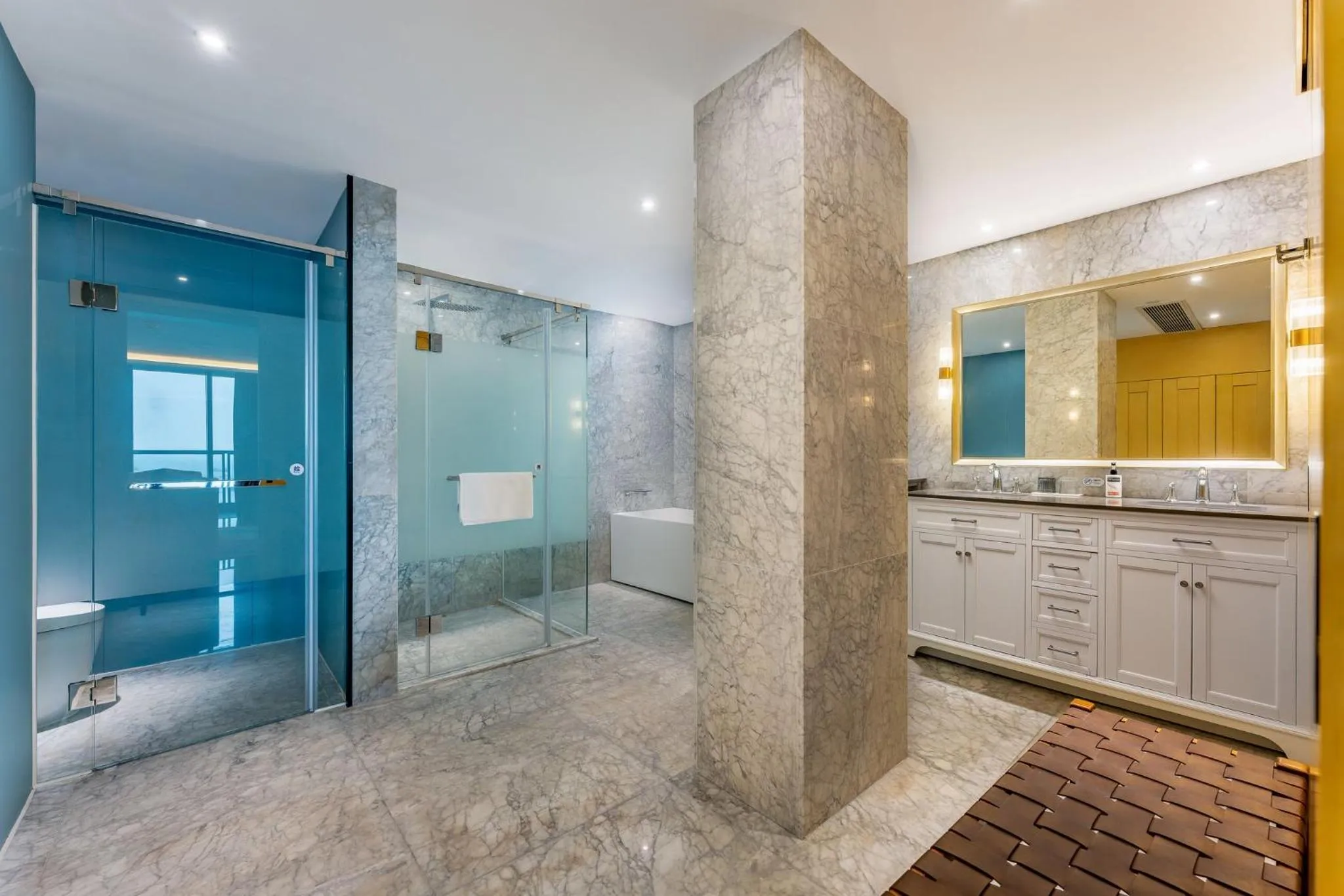 Photo of the whole room, Bathroom in Holiday Inn Express Zhuhai Guishan Island, an IHG Hotel