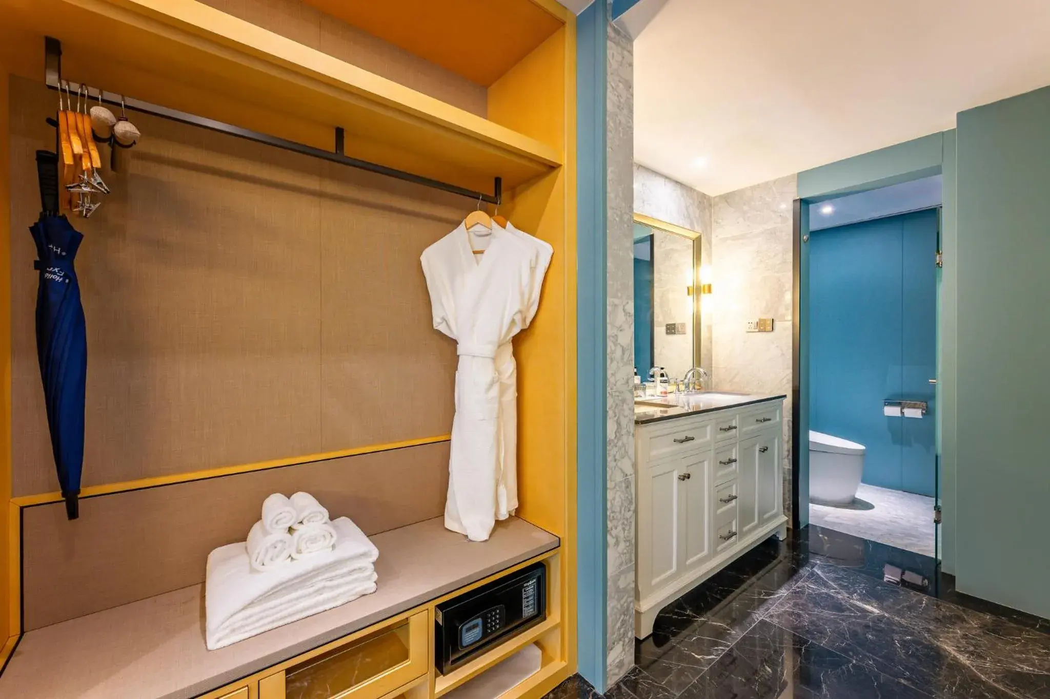 Standard Double Room with Two Double Beds and Mountain View in Holiday Inn Express Zhuhai Guishan Island, an IHG Hotel Standard Double Room with Two Double Beds and Mountain View in Holiday Inn Express Zhuhai Guishan Island, an IHG Hotel