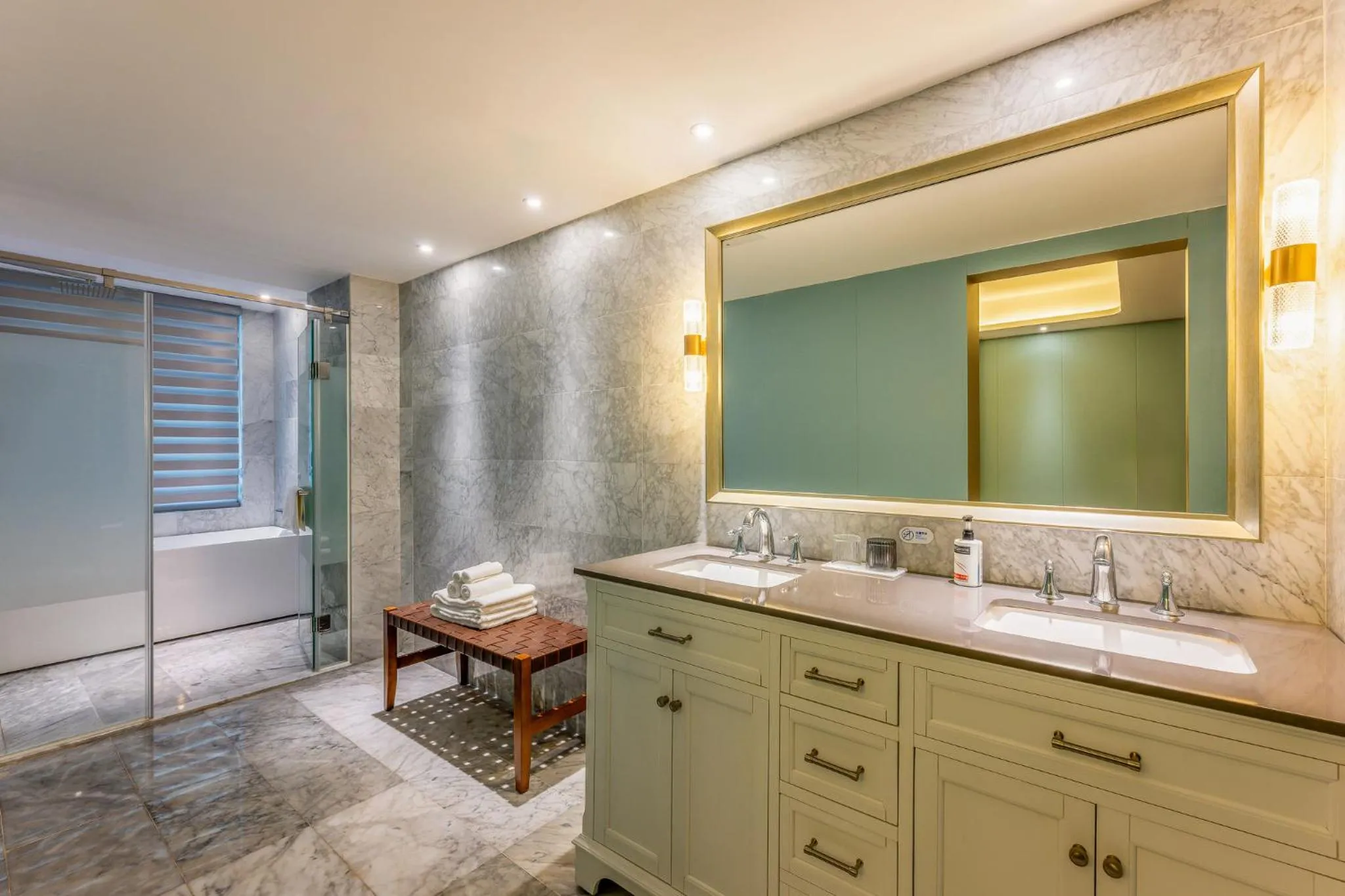 Photo of the whole room, Bathroom in Holiday Inn Express Zhuhai Guishan Island, an IHG Hotel