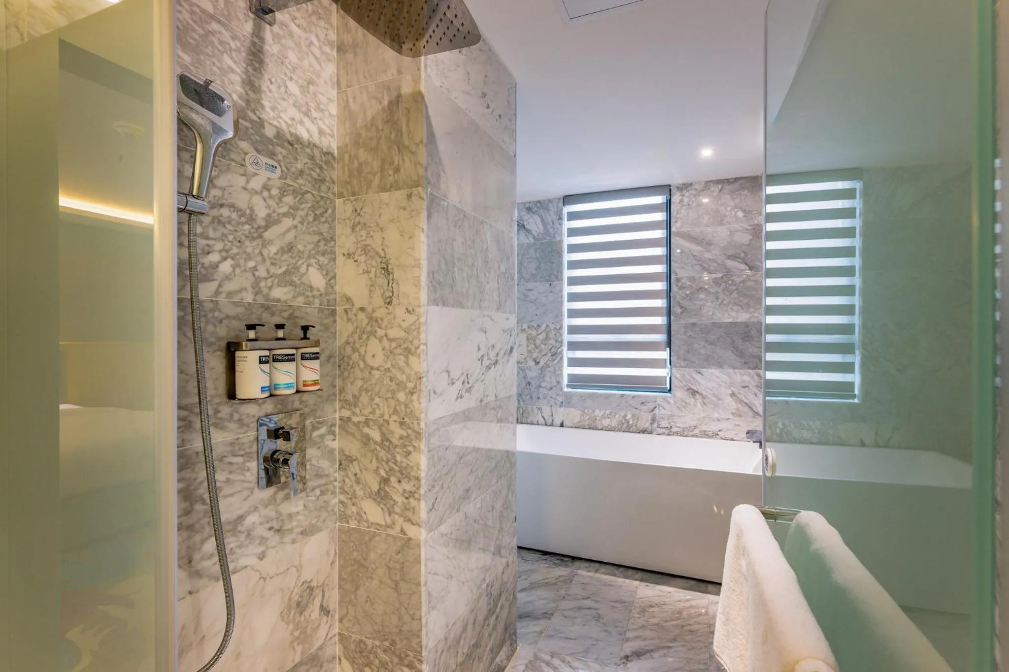 Photo of the whole room, Bathroom in Holiday Inn Express Zhuhai Guishan Island, an IHG Hotel