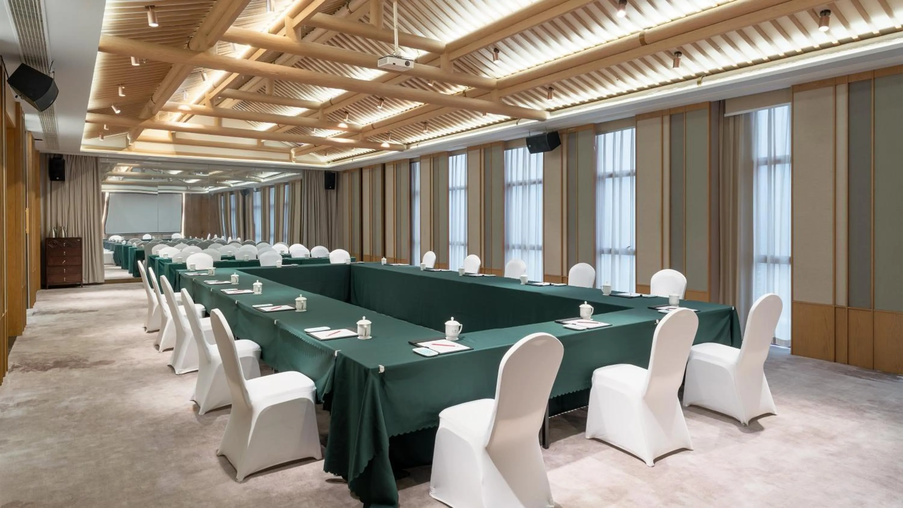 Meeting/conference room in Holiday Inn Express Pingchang by IHG
