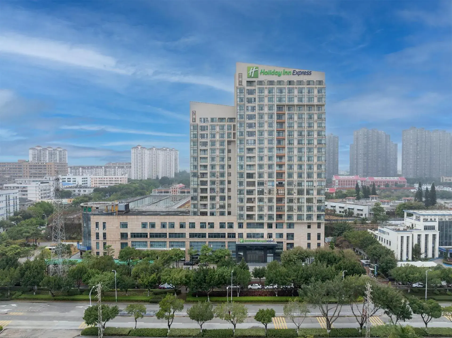 Property building in Holiday Inn Express Xiamen Jimei New Town by IHG Property building in Holiday Inn Express Xiamen Jimei New Town by IHG