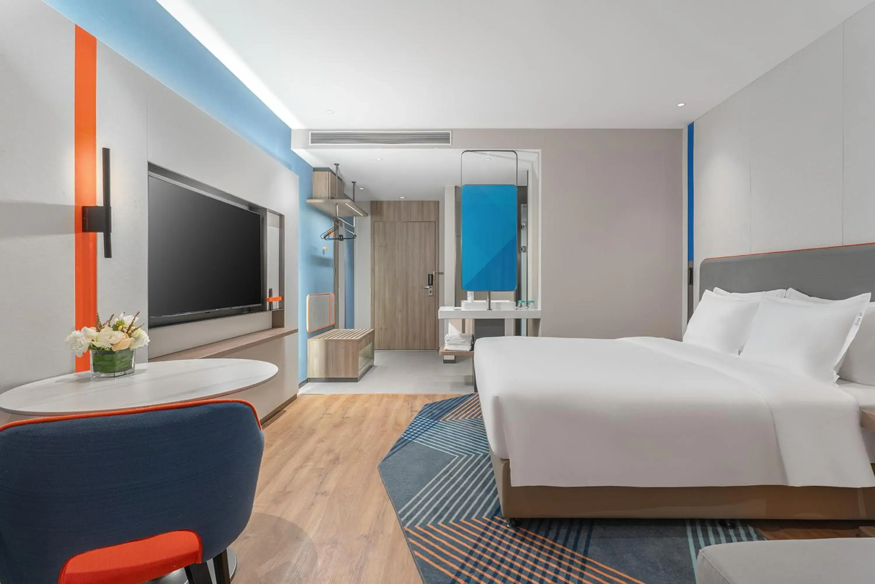 Photo of the whole room, Bed in Holiday Inn Express Xiamen Jimei New Town by IHG Photo of the whole room, Bed in Holiday Inn Express Xiamen Jimei New Town by IHG