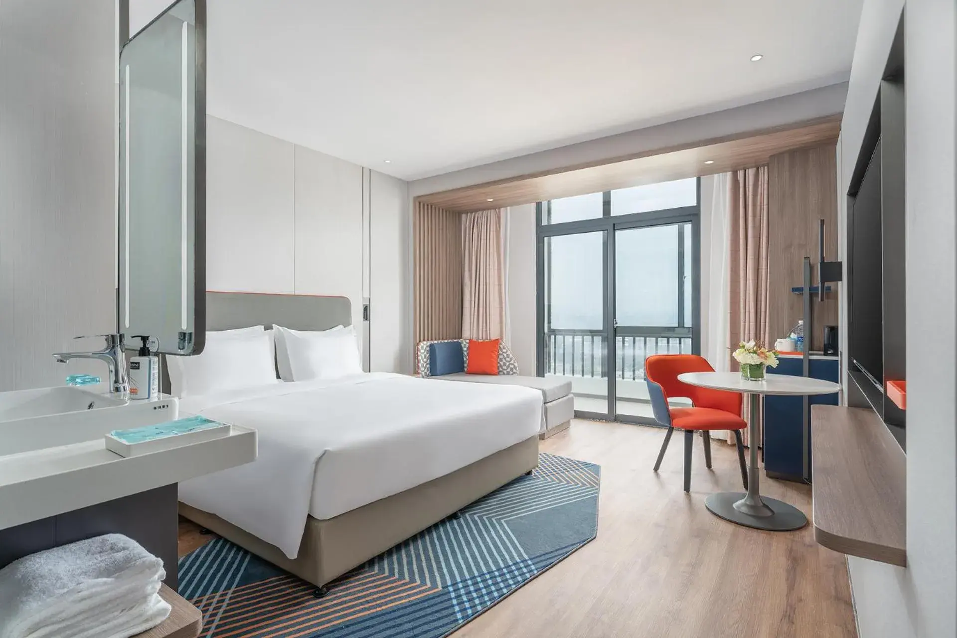 Photo of the whole room, Bed in Holiday Inn Express Xiamen Jimei New Town by IHG Photo of the whole room, Bed in Holiday Inn Express Xiamen Jimei New Town by IHG