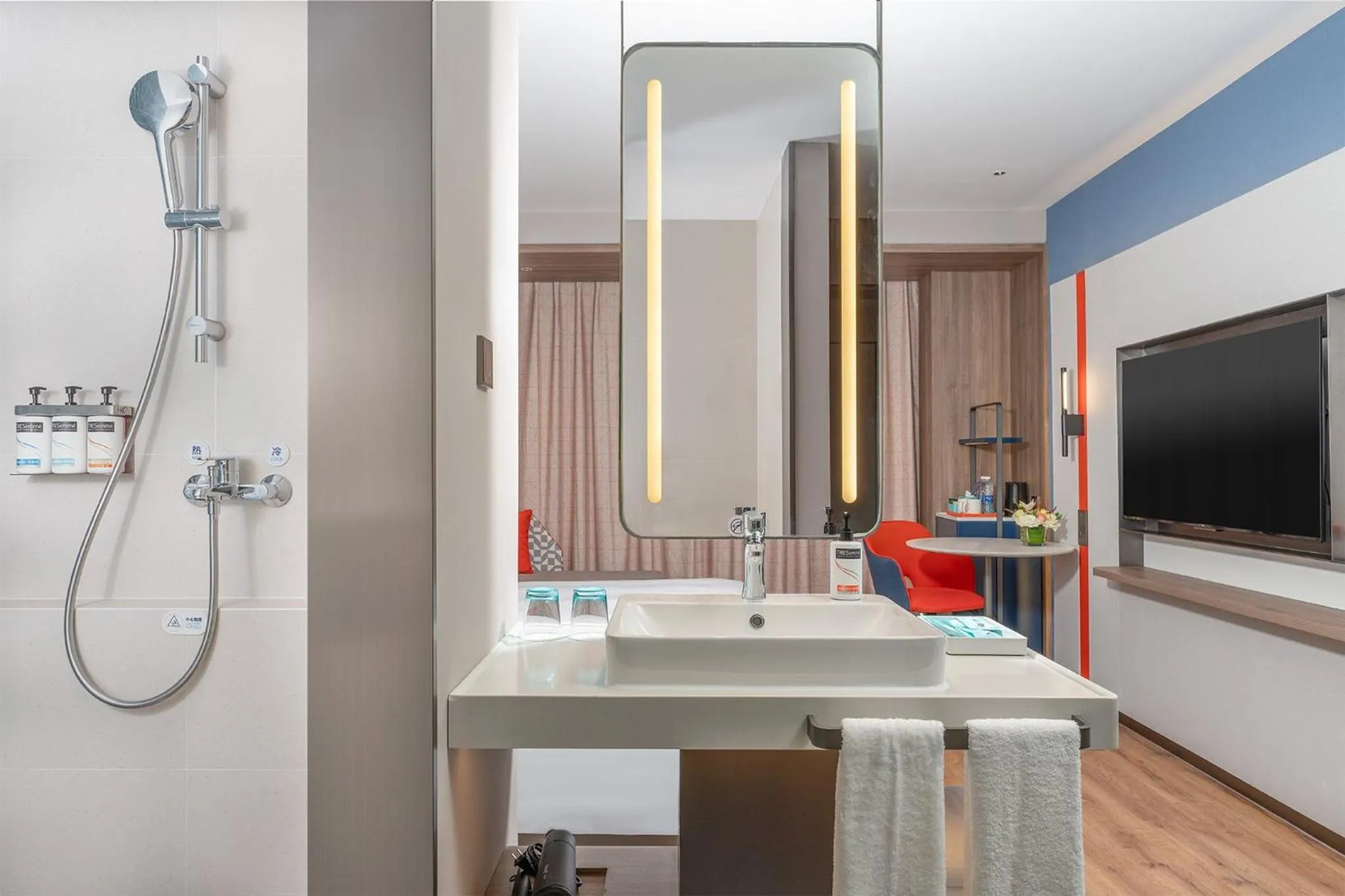 Photo of the whole room in Holiday Inn Express Xiamen Jimei New Town by IHG