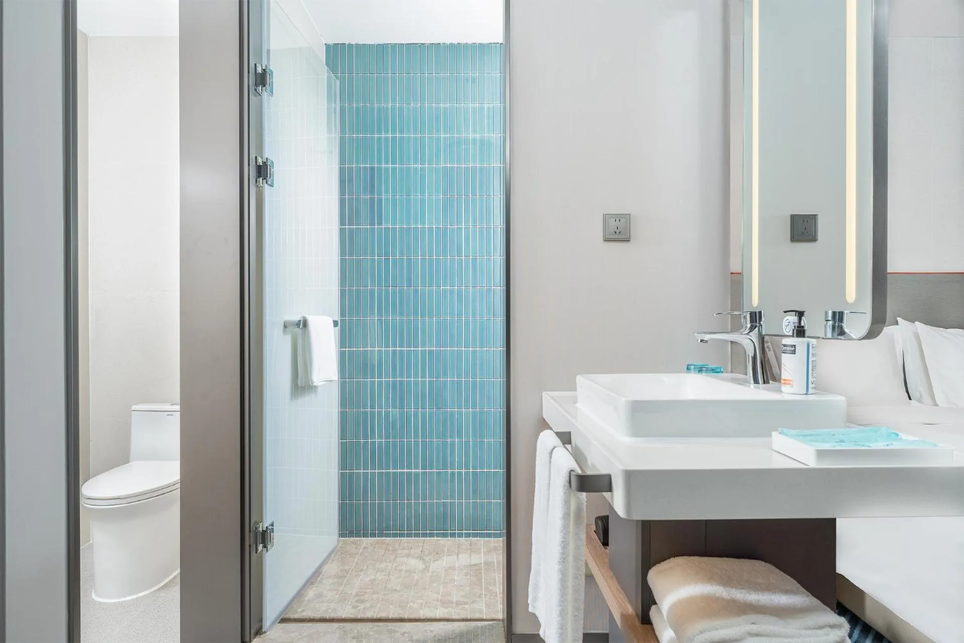 Toilet in Holiday Inn Express Xiamen Jimei New Town by IHG