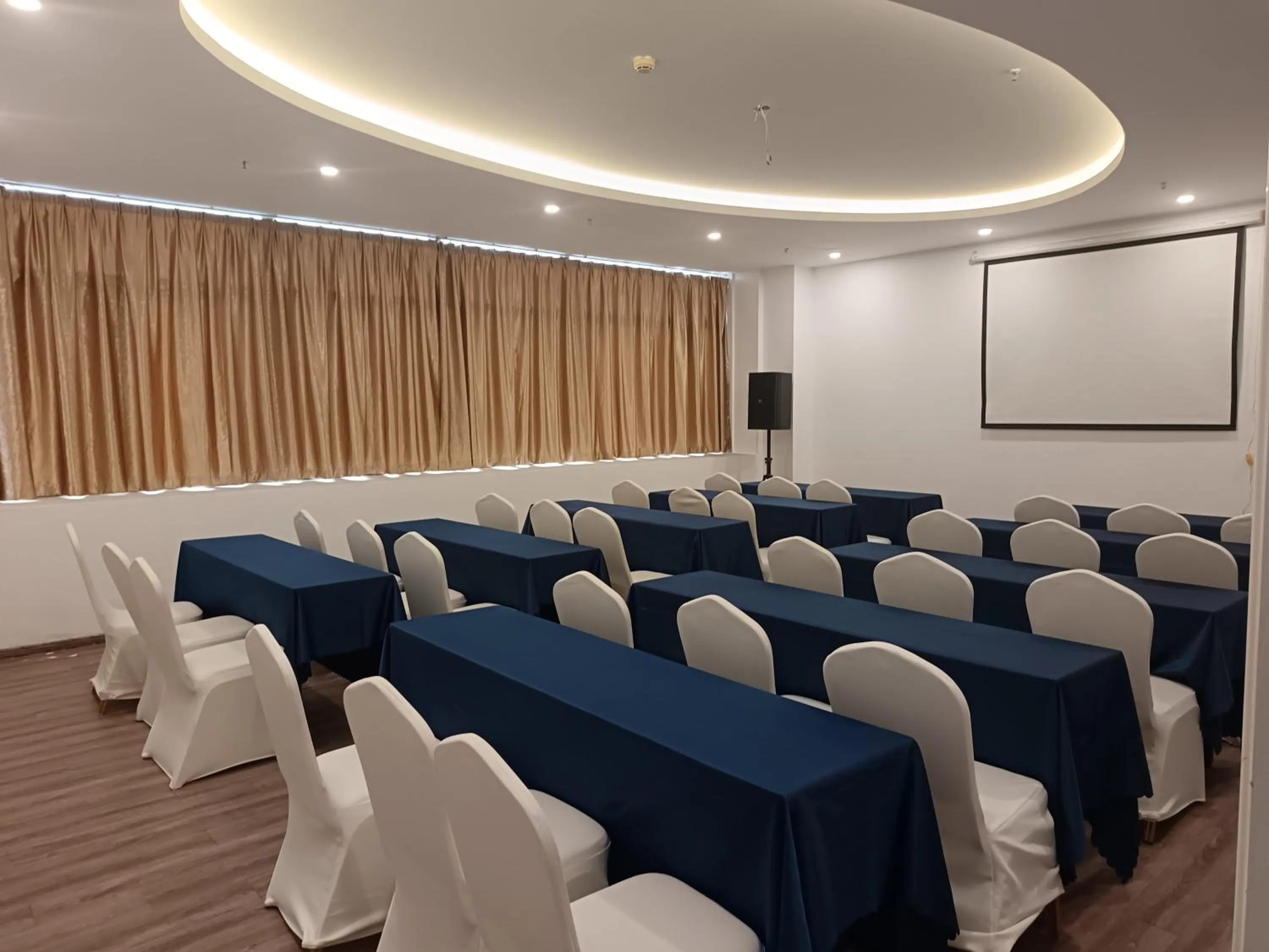 Meeting/conference room in Holiday Inn Express Xiamen Jimei New Town by IHG