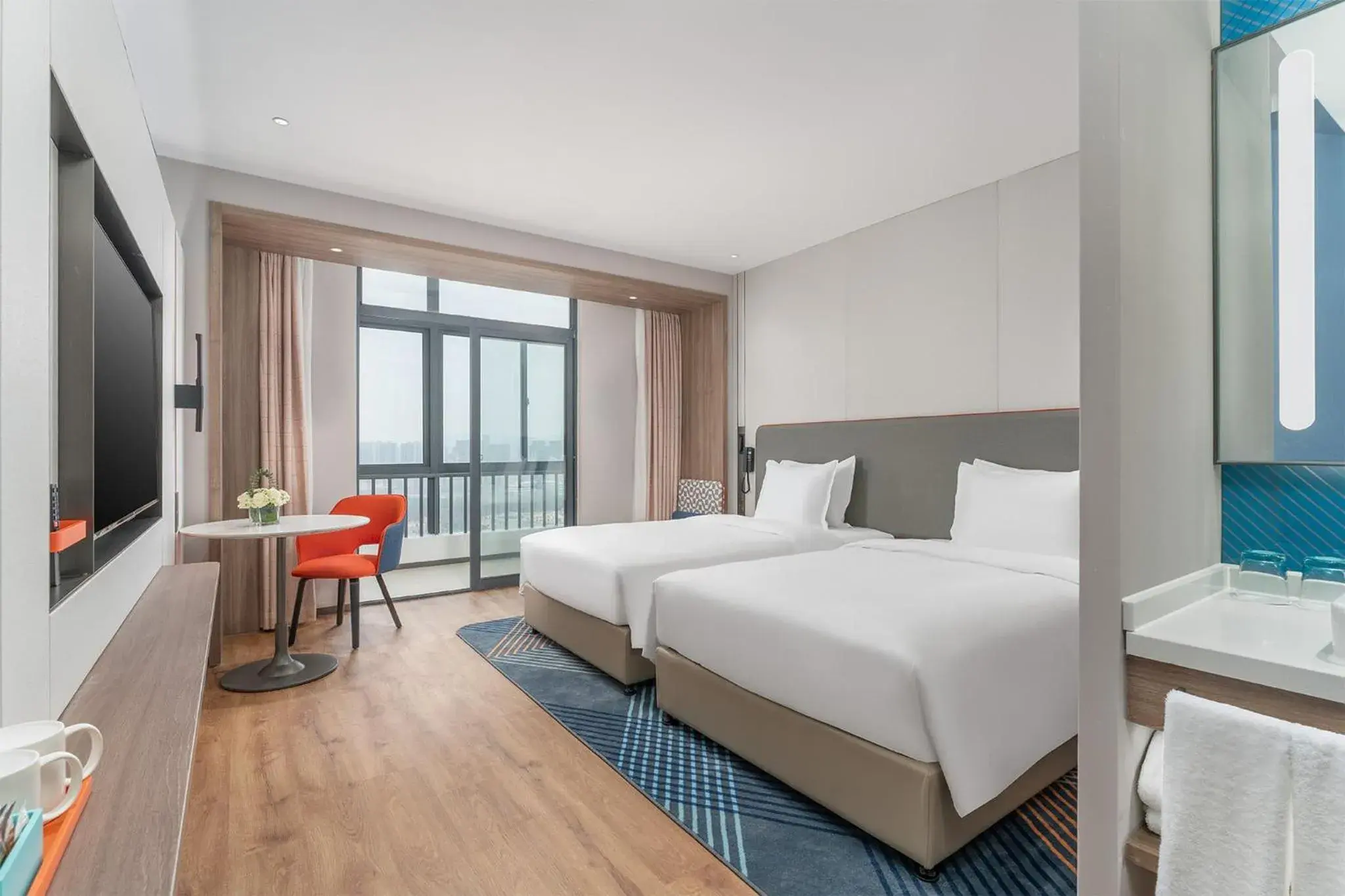 Photo of the whole room, Bed in Holiday Inn Express Xiamen Jimei New Town by IHG Photo of the whole room, Bed in Holiday Inn Express Xiamen Jimei New Town by IHG