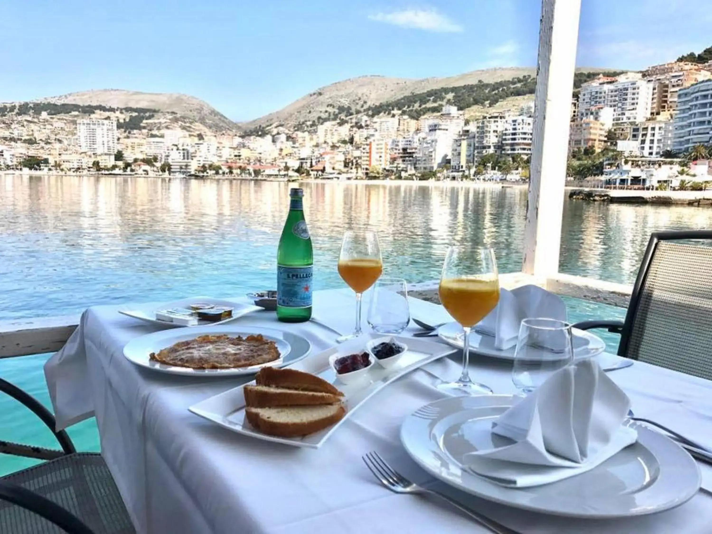 Restaurant/places to eat in Demi Hotel Restaurant/places to eat in Demi Hotel